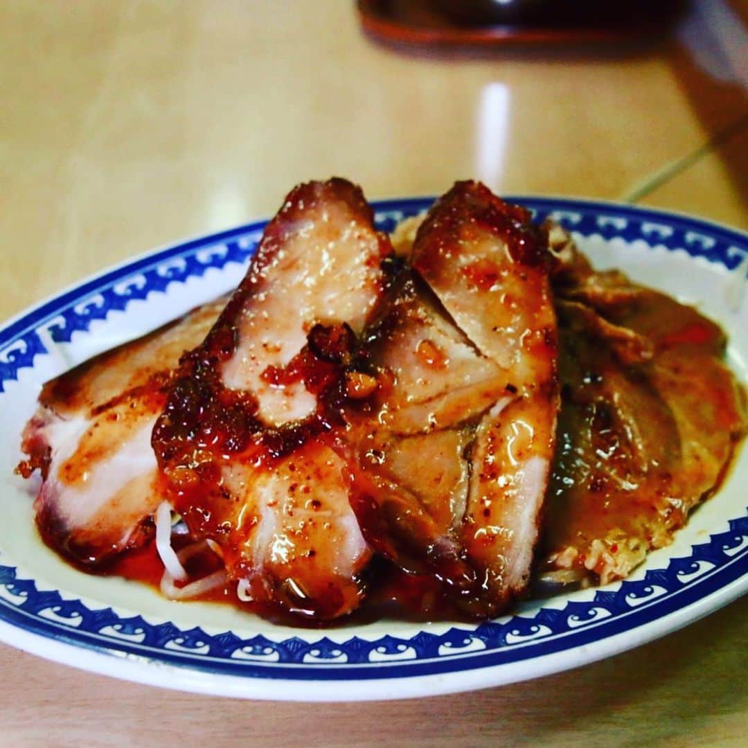 宮田麺児のインスタグラム：「ただただ　美味そうな写真。 神戸元町　淡水軒  #餃子#水餃子#焼豚#神戸#淡水軒#神戸元町#町中華#旨い#美味」