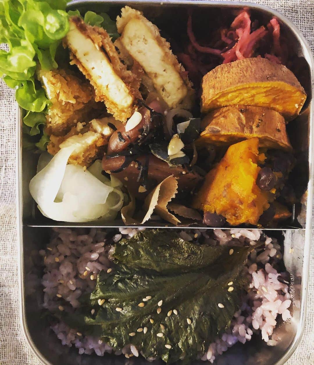 日登美さんのインスタグラム写真 - (日登美Instagram)「Vegan & Macrobiotic Bento 🍱 featuring winter energy ☃️ take good care of kidney in winter💕  Marinated ( shoyu Koji)Tofu côtelette with masterd  Deep fried sweet potato  Dried daikon and purple carrot and ginger with Umesu vinegar Cooked Azuki and pumpkin  Cooked turnip and Arame seaweed  Kohlrabi pickles  Half polished rice with black rice Marinated Shiso leaf 🌿  冬のエネルギー講義のおまけ。 みなさんクラス後に色々作ってくださってるのを見て私も冬エネルギーに注目した冬弁当を。  醤油麹マリネ豆腐のカツレツ ドイツの揚げサツマイモ( süßKartoffeln)  紫人参と切り干し大根、紅生姜の梅酢和え 蒸した赤い縞々カブとアラメの和え物 煮切り小豆かぼちゃ コールラビの塩揉み 黒米入り分つきご飯 紫蘇の醤油漬け  冬に取り入れたい食材を色々盛り込んでみました。 ポイントは冬！になりすぎないこと！甘味や酸味、軽い浅漬けや薬味も忘れずにね😘 ではみなさま健やかなクリスマスを🎄  #vegan #macrobiotic #food #bentobox #bento #homemade #japanese #momofsix #daily #berlin #winter #energy #fiveelements #healthyfood #ビーガン #マクロビ #弁当 #冬 #エネルギー #手作り弁当 #ベルリン#子育てママ #海外在住 #愛妻弁当#弁当日記 #ドイツ」12月11日 1時08分 - hitomihigashi_b