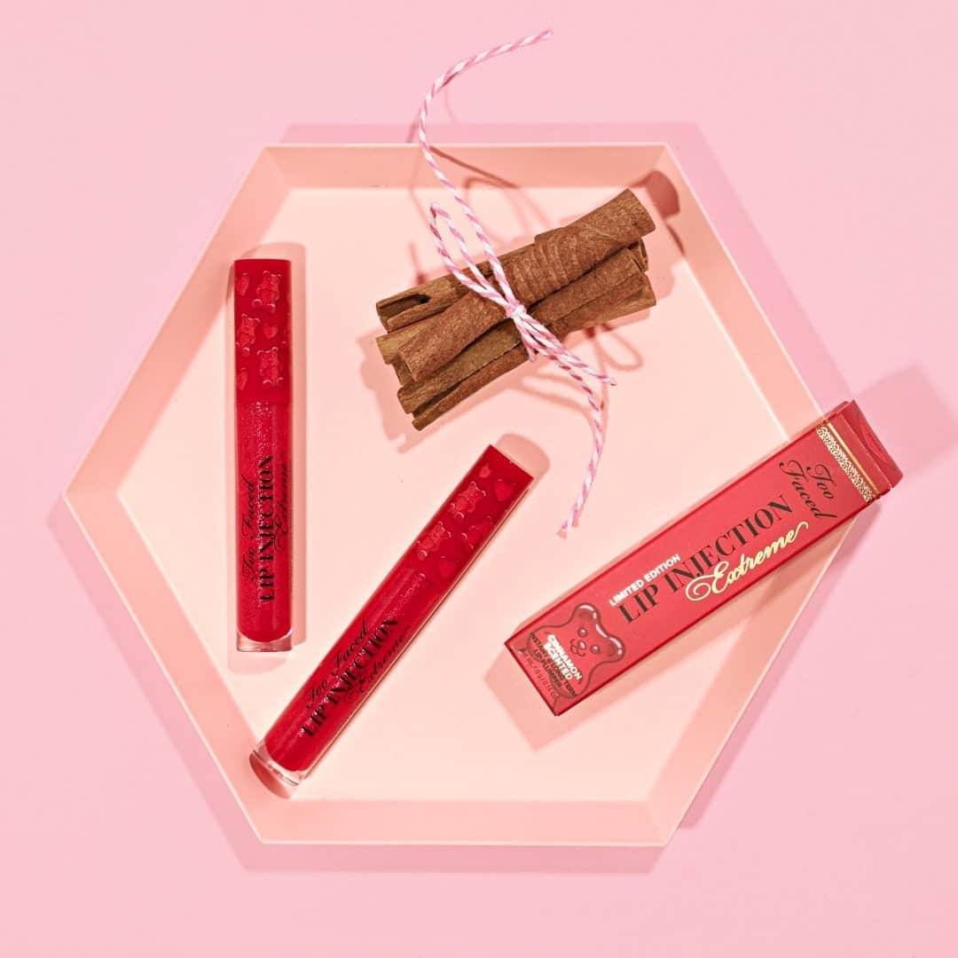 Too Facedのインスタグラム：「Plump, sexy lips with a pop of Christmas color?! We're all in! 🔥 Top off your glam with this Christmas-exclusive shade of our iconic Lip Injection Extreme, Cinnamon Bear! 💋 #toofaced」