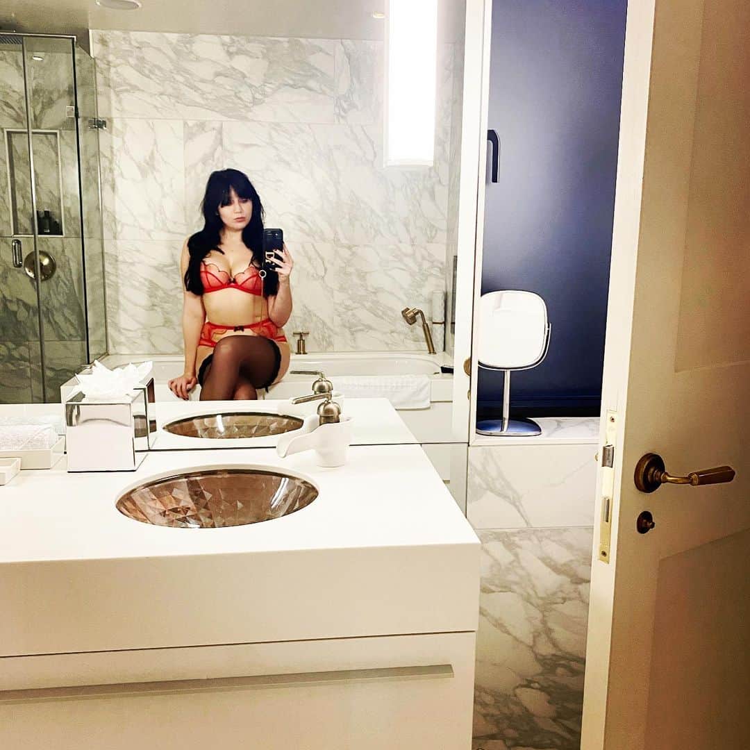 デイジー・ロウのインスタグラム：「The ultimate stay cation thank you @chevalcollection #chevalknightsbridge」