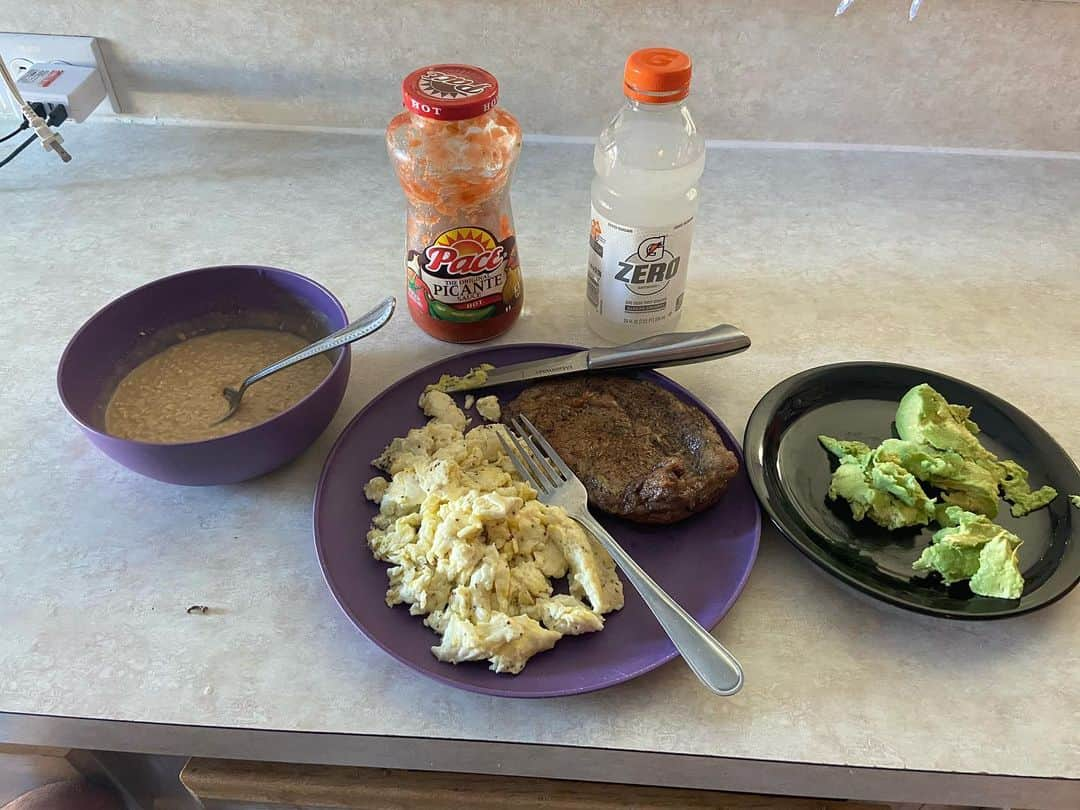 ランス・アーチャーさんのインスタグラム写真 - (ランス・アーチャーInstagram)「Mornin #gains💪  #steak #eggwhites #avacado #oatmeal #peanutbutter #pacepicante #gatorade」12月11日 1時14分 - lance_hoyt