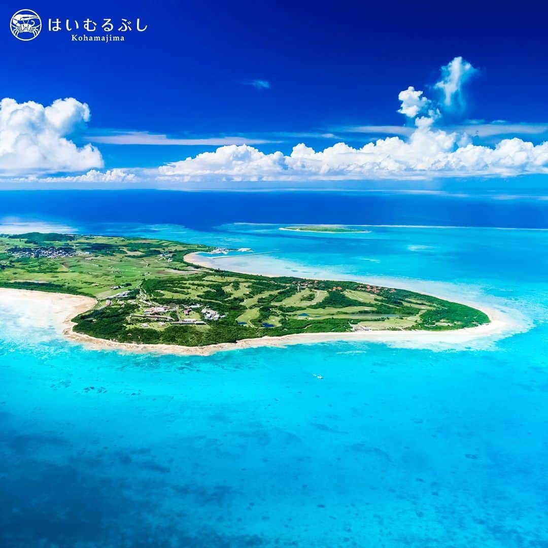 HAIMURUBUSHI はいむるぶしさんのインスタグラム写真 - (HAIMURUBUSHI はいむるぶしInstagram)「小浜島・はいむるぶしから癒しの風景をお届けします。 小浜島の南側からの空撮。 八重山ブルーの海に浮かぶ緑豊かな島。 島の南東に位置する「はいむるぶし」を見下ろすと、美しい自然に抱かれた南海の楽園であることが分かります。 #沖縄 #八重山諸島 #空撮 #ドローン #楽園 #小浜島 #リゾート #ホテル #はいむるぶし」12月11日 1時17分 - haimurubushi_resorts