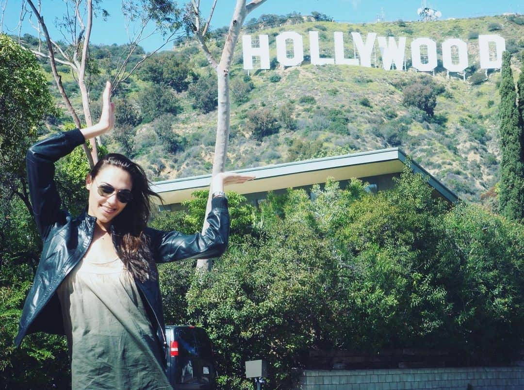 ガル・ガドットさんのインスタグラム写真 - (ガル・ガドットInstagram)「Came across this photo, it was taken my first time in LA in 2009... there is a saying I love - reality tops any imagination ✨ Who knew what this journey will bring...  #grateful #stillpinchingmyself」12月11日 1時24分 - gal_gadot