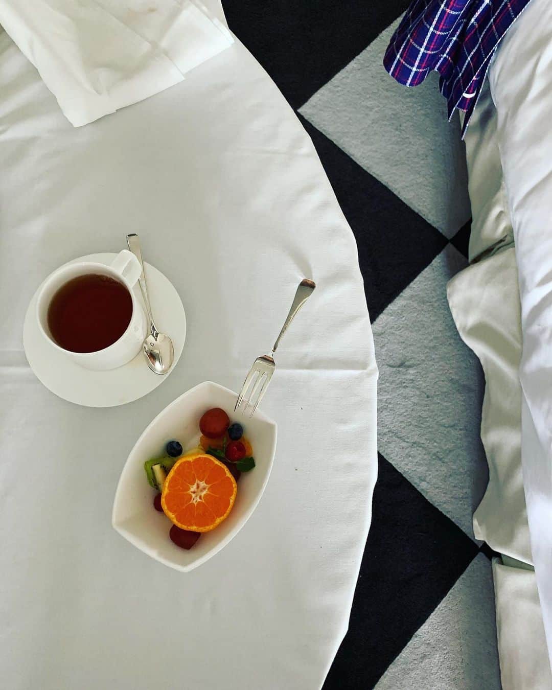 風間ゆみえのインスタグラム：「オレンジ🍊色を食べる。  そういえばいま、ネイルもペディキュアもオレンジ色だ🧡 珍しいオレンジブーム。  いや、ときおりある気がしてきた…  昨年も、オレンジ色のコーデュロイボトム履いてたな。 ＊Instagram 2019年の冬 参照。  あ、この間、、  @plan_c_official でもオレンジ色のニット買った🤫🍊」