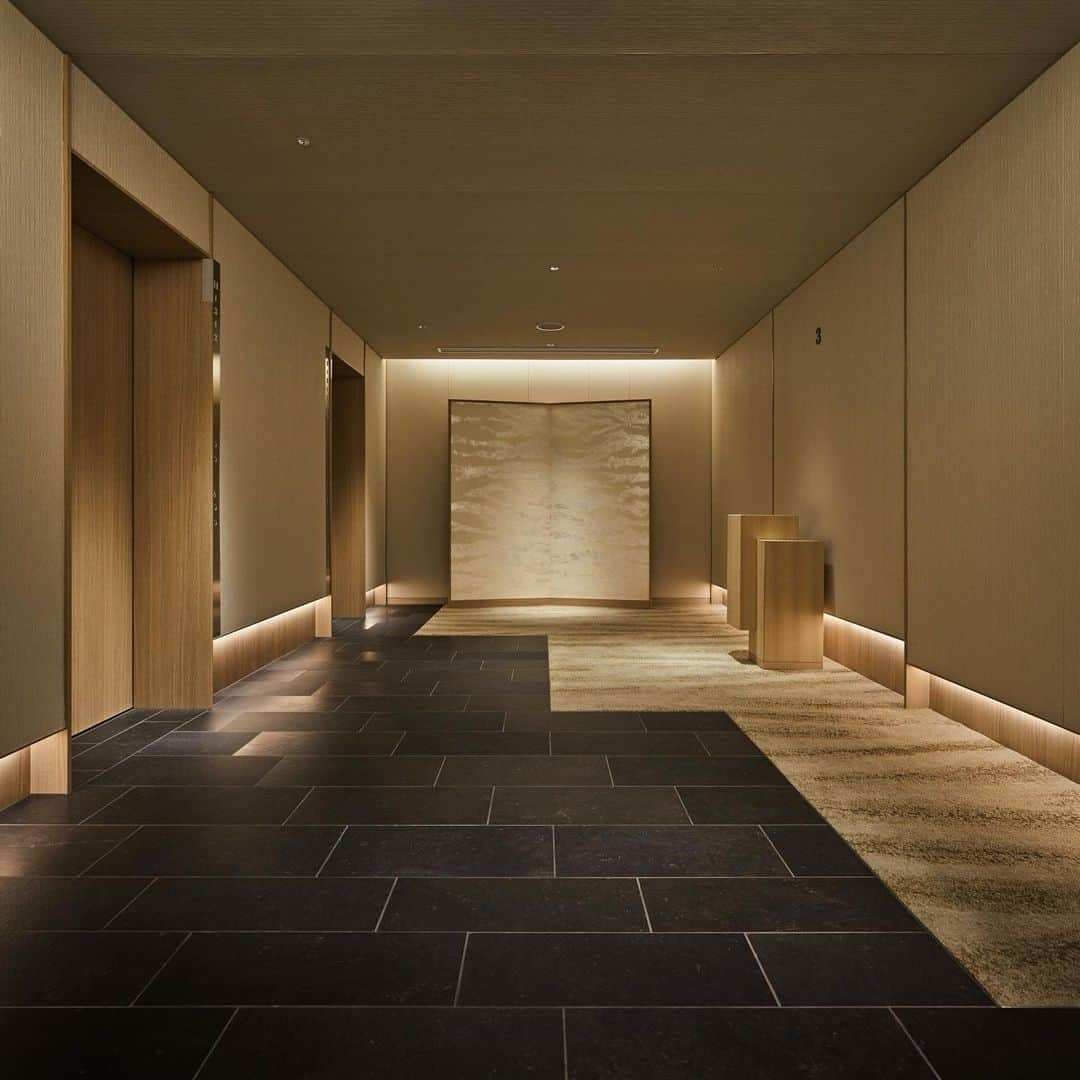 Wajueのインスタグラム：「SORANO HOTLE interior design : @curiositytokyo  photo : Nacasa&Partners  #wajue #和紙  #hoteldesign #abstractart #curiositytokyo #washi #wallpaper #japanesewallpaper #wallcovering #light #textures #luxuryhomes #surfacedesign #ecomaterials #interiordesign #interior #design #interiordesigner #interior_design #interiorart #interiorstyle #lighting #ecopaper #materials #handmade #luxurylifestyle #luxurydesign #designideas #deco #artwork」