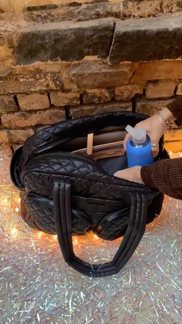 MZウォレスのインスタグラム：「A brand new bag designed for non-stop days (whether you're a busy mom or finessing your fitness routine), the Nik features an ultra-organized interior. You'll find pockets for water bottles, removable pouches, and so much more.   Head to the link in our bio to shop & check back tomorrow for another reveal.」