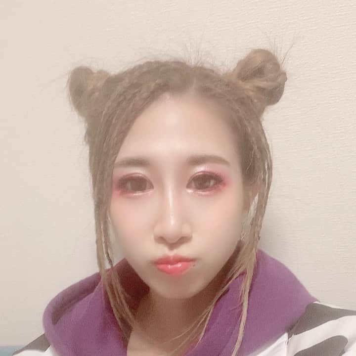 赤崎ティナ（西浦舞由美）のインスタグラム：「（実話） 中学校は、散々いとこの兄ちゃんに守ってもらったかな。 今は疎遠だけどね。 けんにいちゃんの声は、たまに聴きたくなる。 ママの状態悪化の時も「会いに来て」って泣きながら電話した、けんにいちゃん。唯一、あたしが泣いても冷静に兄貴っぽくいる人。 （歴代の愛をくれた人たち） ※プライバシーの為細かい名前は伏せます。 ・バイトが同じだった先輩 （毎日家に来てくれてた。人当たりもよくて青春でした） ・学校の先生 （バイトの先輩が私に別れを告げた時、「お前のせいで1人中退しようとしてんだよ！男なら責任もてよ！」と喝をいれてくれました。とあるお店で卒業後、たまたま再会して、寝れるまで電話してくれました） ・芸能界の方 （言えません） ・地元の美容師さん数名 （芸能休業中、美容室で働いてたので、そこでの出来事ですね。各々、みんなもう社長さんです。） そんなところですね。 #シンガーソングライター #実話シンガー #赤崎ティナ #クレティナ  年末おせち欲しい方、コーヒーとか、エナジードリンクとか、美味しいレア食パンとかみかんとかCDとか欲しい方連絡くださあい🤲⭐️」