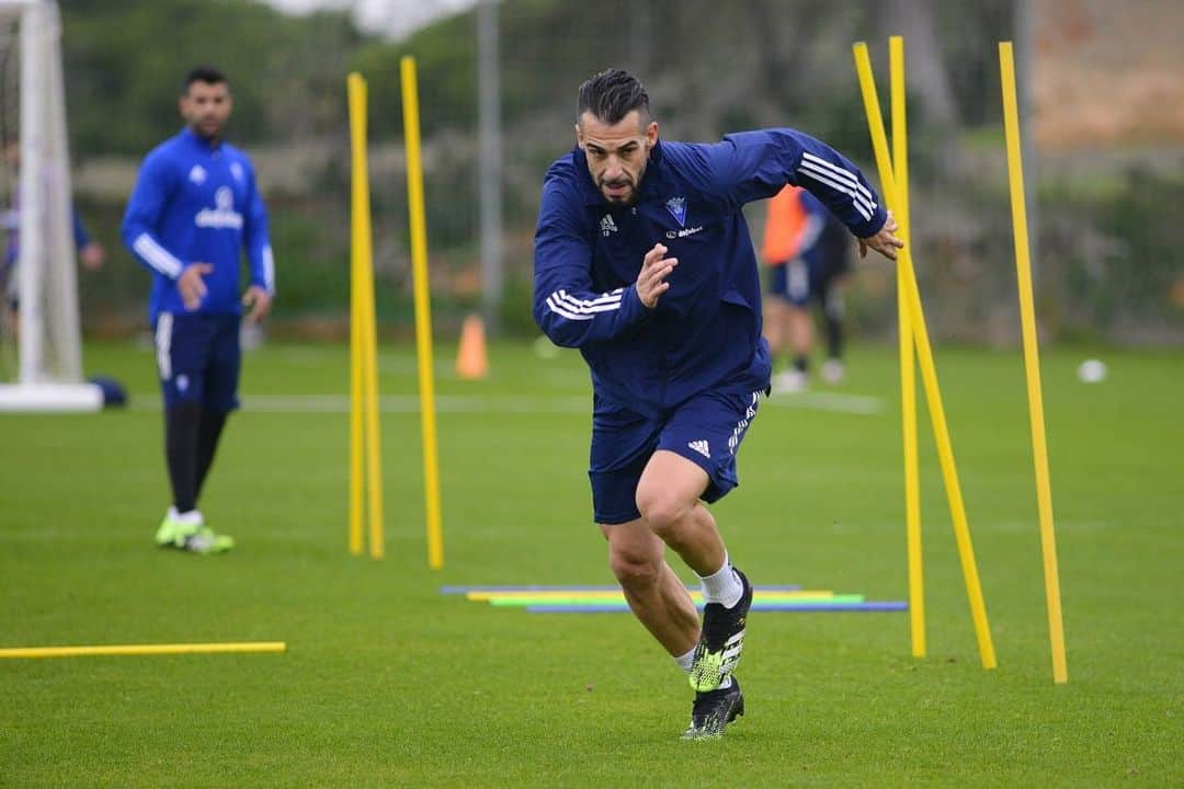 アルバロ・ネグレドさんのインスタグラム写真 - (アルバロ・ネグレドInstagram)「Focus 👀 💛💙💪🏼⚽️ #LLNSN #AN1+8 @cadizclubdefutbol」12月11日 1時37分 - alvaronegredo9