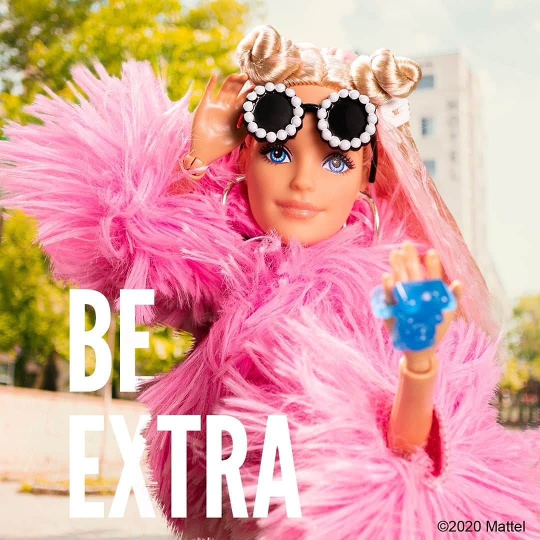 バービーさんのインスタグラム写真 - (バービーInstagram)「Everywhere is your runway. Every day is EXTRA. Shop all five #BarbieEXTRA dolls, available now.」12月11日 1時43分 - barbie