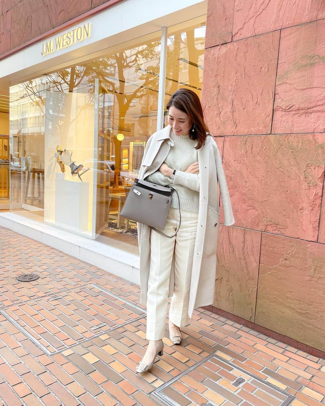 髙田麻紀子のインスタグラム：「❤︎ . 最近はパンツ率高め💙 . コート&バッグ#HERMES ニット#drawer パンツ#dior パンプス#rogervivier  . #instagram #instagood  #instapic  #instalike #cordinate #fashion #ootd #outfit」