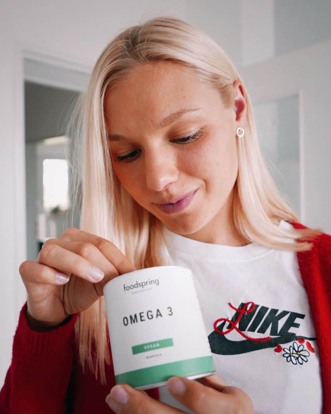 リーザ・マイヤーのインスタグラム：「daily morning routine 🌞  Neben Omega-3 aus Algenöl sind gerade jetzt in der kalten, dunklen Jahreszeit noch Vitamin D3 und Zink für mich essentiell. Sie supporten die Muskelfunktion & stärken das Immunsystem.   Ich nutze die Produkte von @foodspring, sie stehen auf der Kölner Liste und besitzen eine vegane Weichkapsel. Mit „mayerFSG“ spart ihr 15% bei eurer Bestellung 🙏🏼 / Werbung   #foodspring #foodspringfamily #nutrition #dailybasics」