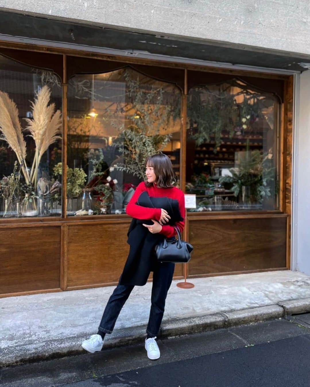 奥平真衣のインスタグラム：「. 花屋さんに併設されているカフェ。 雰囲気がとてもよい〜〜 #fromafar」