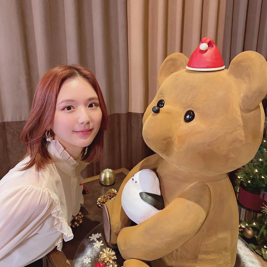 のインスタグラム：「🧸❤️ ㅤㅤㅤㅤㅤㅤㅤㅤㅤㅤㅤㅤㅤ @louange_tokyo の展示会に行ってきたよ☺️🎄💓 今回もケーキが可愛すぎて美味しすぎた。🥺👏 ㅤㅤㅤㅤㅤㅤㅤㅤㅤㅤㅤㅤㅤ 全部クリスマスケーキなのだけど、 ひよんの推しは7枚目🤤🎂🎁 くまさんがケーキつまみ食いしてるの きゅんです。すぎる🥲🥲🥲❤️ ㅤㅤㅤㅤㅤㅤㅤㅤㅤㅤㅤㅤㅤ 最近で1番クリスマスを感じた🤣🎄 ㅤㅤㅤㅤㅤㅤㅤㅤㅤㅤㅤㅤㅤ #louangetokyo #cake #christmascake #christmas #sweets #크리스마스케이크 #크리스마스 #희영 #케이크 #ルワンジュ東京 #クリスマスケーキ #ひよん #クリスマス #」