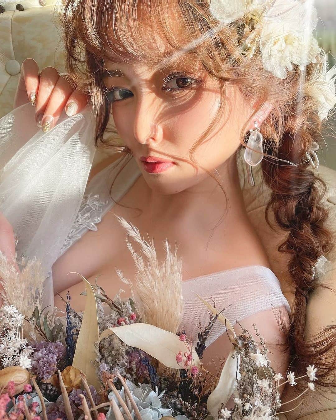 のインスタグラム：「_ 鬼盛れすぎて、はぁ？な感じ🤭💓 ㅤㅤㅤㅤㅤㅤㅤㅤㅤㅤㅤㅤㅤ ㅤㅤㅤㅤㅤㅤㅤㅤㅤㅤㅤㅤㅤ ピアスは @mari_ca27 ⛓💎 まりかさんのアクセサリーげろかわ だからほんっと見てみてほしい🥰 ㅤㅤㅤㅤㅤㅤㅤㅤㅤㅤㅤㅤㅤ ㅤㅤㅤㅤㅤㅤㅤㅤㅤㅤㅤㅤㅤ @daisuke_5511 さんデータ📸 相変わらず盛れみちゃんすぎて お気に入りデータありすぎる💐 ㅤㅤㅤㅤㅤㅤㅤㅤㅤㅤㅤㅤㅤ ㅤㅤㅤㅤㅤㅤㅤㅤㅤㅤㅤㅤㅤ 来月も再来月も予定がどんどん決まって 楽しみでしかないです😚🎶 ㅤㅤㅤㅤㅤㅤㅤㅤㅤㅤㅤㅤㅤ ㅤㅤㅤㅤㅤㅤㅤㅤㅤㅤㅤㅤㅤ 来年もたくさんお世話になる気、満々💓 ㅤㅤㅤㅤㅤㅤㅤㅤㅤㅤㅤㅤㅤ ㅤㅤㅤㅤㅤㅤㅤㅤㅤㅤㅤㅤㅤ 鹿児島いる時からぺいたろ〜！って いつも仲良くしてくれる大輔さん👻 ㅤㅤㅤㅤㅤㅤㅤㅤㅤㅤㅤㅤㅤ ㅤㅤㅤㅤㅤㅤㅤㅤㅤㅤㅤㅤㅤ 一緒居ればわちゃわちゃしてるけど、 お仕事中はビビるほど喋らんで淡々と 撮影こなす雰囲気が安定すぎる。✌︎ ㅤㅤㅤㅤㅤㅤㅤㅤㅤㅤㅤㅤㅤ ㅤㅤㅤㅤㅤㅤㅤㅤㅤㅤㅤㅤㅤ まだまだデータあるので今年中に あげきれるように頑張ります😚🎶 ㅤㅤㅤㅤㅤㅤㅤㅤㅤㅤㅤㅤㅤ ㅤㅤㅤㅤㅤㅤㅤㅤㅤㅤㅤㅤㅤ とりあえず、大輔さんまた来週 福岡の撮影会で一緒🤣✨ｗｗｗ ㅤㅤㅤㅤㅤㅤㅤㅤㅤㅤㅤㅤㅤ ㅤㅤㅤㅤㅤㅤㅤㅤㅤㅤㅤㅤㅤ #2代目だいぺいコンビ #だいぺいコンビ #名古屋撮影 #淡色女子 #サロンモデル #ヘアアレンジ #編みおろし #ヘアセット #編み込みアレンジ #ブーケ #花束 #ウエディングドレス #花嫁ヘア #ピアス #アクセサリー #ハンドメイドアクセサリー」