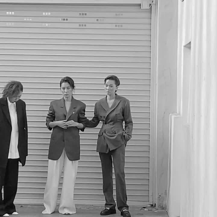 チャン・ユンジュのインスタグラム：「2021년 1월 개봉을 앞두고. #세자매 언니들과 🎬📸🖤 #뒷골목언니들  #우리곧극장에서만나요」