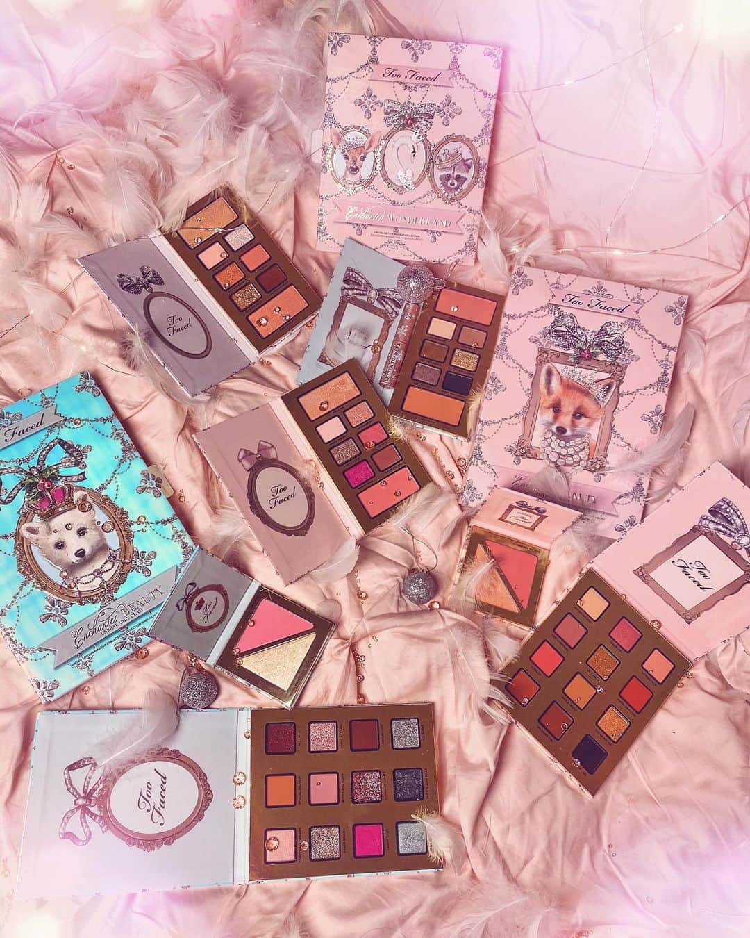 sananasのインスタグラム：「: GIVEAWAY 💝10 LOTS CONTENANT CES 3 COFFRETS DE NOËL Too Faced en édition limitée À GAGNER 🤩Oui oui ! 10 d’entre vous gagneront tout ce qu’il y a sur la photo (j’ai oublié de mettre deux mascaras sur la photo 🙈qui sont également dans les coffrets) Pour participer c’est simple : Il y a 5 gagnants ici et 5 gagnants que je tirerai au sort sous ma dernière vidéo YouTube intitulée « 70 idées de cadeaux » (le lien est dans ma bio). Vous pouvez maximiser vos chances en participant ici et sur YouTube du coup 😉. Les conditions pour participer ici (attention je vérifie toujours si tout à été respecté🕵🏻‍♀️): 1-Etre abonné abonné à mon compte insta et à celui de @toofacedlovesfrance  2-Liker ce post 3-Taguer des potes en commentaires avec le hashtag #SantaSananas POUR PARTICIPER SUR YOUTUBE (RDV sous ma dernière vidéo) : 1-Etre abonné à ma chaîne Youtube  2-Liker ma vidéo « 70 idées de cadeaux » 3-Laisser un commentaire en dessous de la vidéo « 70 idées de cadeaux » (vous écrivez ce que vous voulez) en mettant le hashtag #SantaSananas et votre pseudo Instagram (pour que je puisse vous identifier et vous contacter ici sur insta si vous êtes tiré au sort). ET VOILÀ 😁Good luck 🍀Vous avez jusqu’au dimanche 20 décembre pour participer ! Les 10 gagnants seront annoncés en story et contactés le 21 décembre ! 🎄」