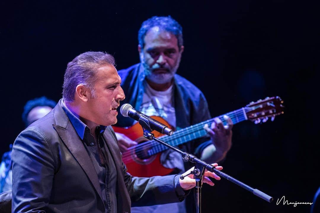 DeFlamenco.comのインスタグラム：「La Barbería del Sur, @enriqueheredianegri & @mr.pakett en #SumaFlamenca 2020  #flamenco #deflamenco #flamencomadrid @teatroscanal  📷 @manjavacas.flamenco」