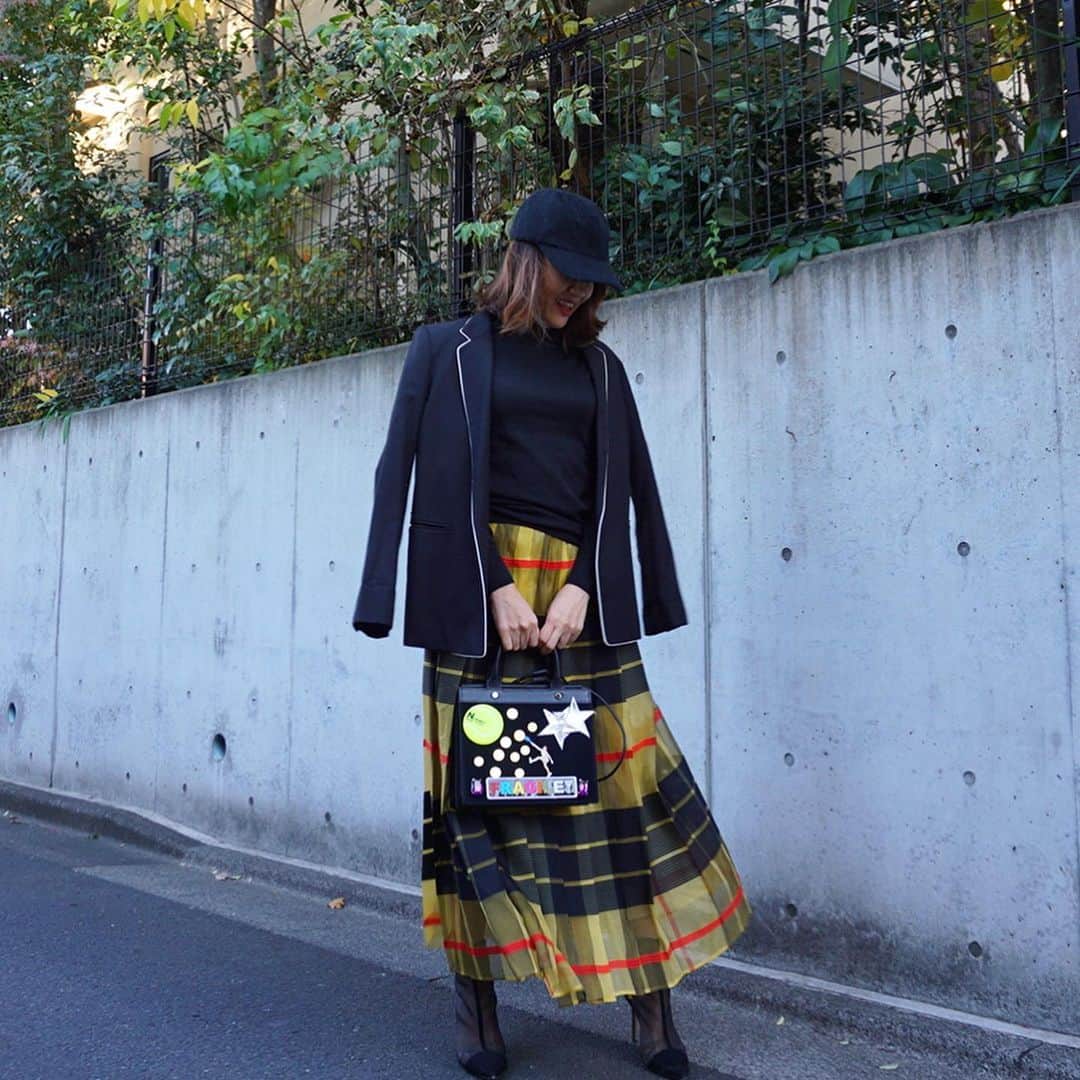 増山敬子のインスタグラム：「おチビでも#ジャケット　が好き💗 低身長ですが割とオーバーサイズジャケットを選んだりもします。 ちゃんと着るよりも肩掛けが多いかな。ジーンズにジャケットが一番好きですがロングスカート に合わせても可愛いですよね！ バックは娘が選んでデザインしてくれた#テニス　プレイヤーだよ✨🎾 #低身長コーデ  #fvecフリマ  #ジャケット @blancandeclare_official  #blancandeclare  #ニット @gu_global #gu#ジーユー #ロングスカート  @ronhermanstore  @ebure_official  #ロンハーマン#ebure #ショートブーツ # @zara_daily #ザラ #バック @newneu_tokyo  #newneu#カスタムバック #ワッペン#キャップ @chapeaud_o  #chapeaudo  #シャポードオー」