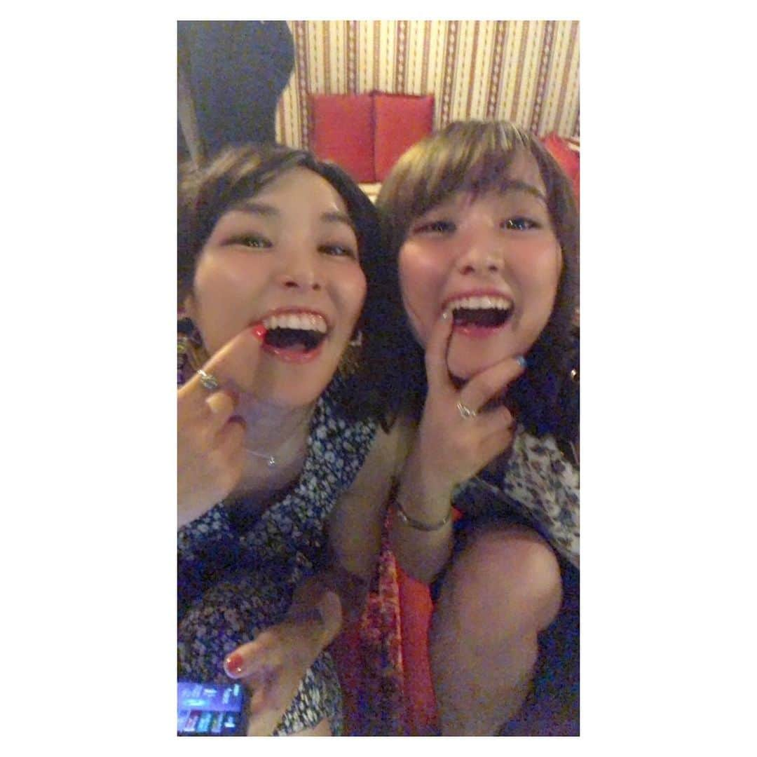 小林由佳さんのインスタグラム写真 - (小林由佳Instagram)「Happy Birth Day MY SIS!🎂👩‍👧 we are similar?👩🏻👧🏻  レストランでセロリ出てきて 「あ、ネギだ」って言うし 「生まれ変わってもユカちゃんの末っ子になりたい」って言うし 勉強1mmもしなかったのに目が悪い妹👓  いくつになっても世話が焼けるぜ　アラサーおめでとう🎂👩‍👧👩‍👧  #普通ここまで人に寄りかかれる？ #服装勝手に寄せてニコイチみたくしてくるし #八重歯似てるアピールしてくるし #自分だけアナ雪の顔貰ってるし #ご飯食べながら次なに食べるか相談してくるし #出かける時だけアラームの10分前に起きる小学生かよって感じだし #基本人の服借りパクして10年くらい着てるし #我が家系で1番身長高いのに運動は全くしない #末っ子 #こばやシスターズ」12月10日 16時55分 - yuca_tan