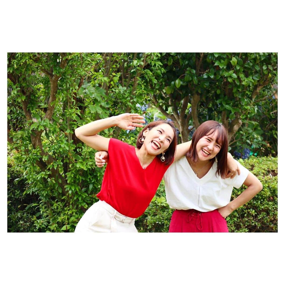 小林由佳さんのインスタグラム写真 - (小林由佳Instagram)「Happy Birth Day MY SIS!🎂👩‍👧 we are similar?👩🏻👧🏻  レストランでセロリ出てきて 「あ、ネギだ」って言うし 「生まれ変わってもユカちゃんの末っ子になりたい」って言うし 勉強1mmもしなかったのに目が悪い妹👓  いくつになっても世話が焼けるぜ　アラサーおめでとう🎂👩‍👧👩‍👧  #普通ここまで人に寄りかかれる？ #服装勝手に寄せてニコイチみたくしてくるし #八重歯似てるアピールしてくるし #自分だけアナ雪の顔貰ってるし #ご飯食べながら次なに食べるか相談してくるし #出かける時だけアラームの10分前に起きる小学生かよって感じだし #基本人の服借りパクして10年くらい着てるし #我が家系で1番身長高いのに運動は全くしない #末っ子 #こばやシスターズ」12月10日 16時55分 - yuca_tan