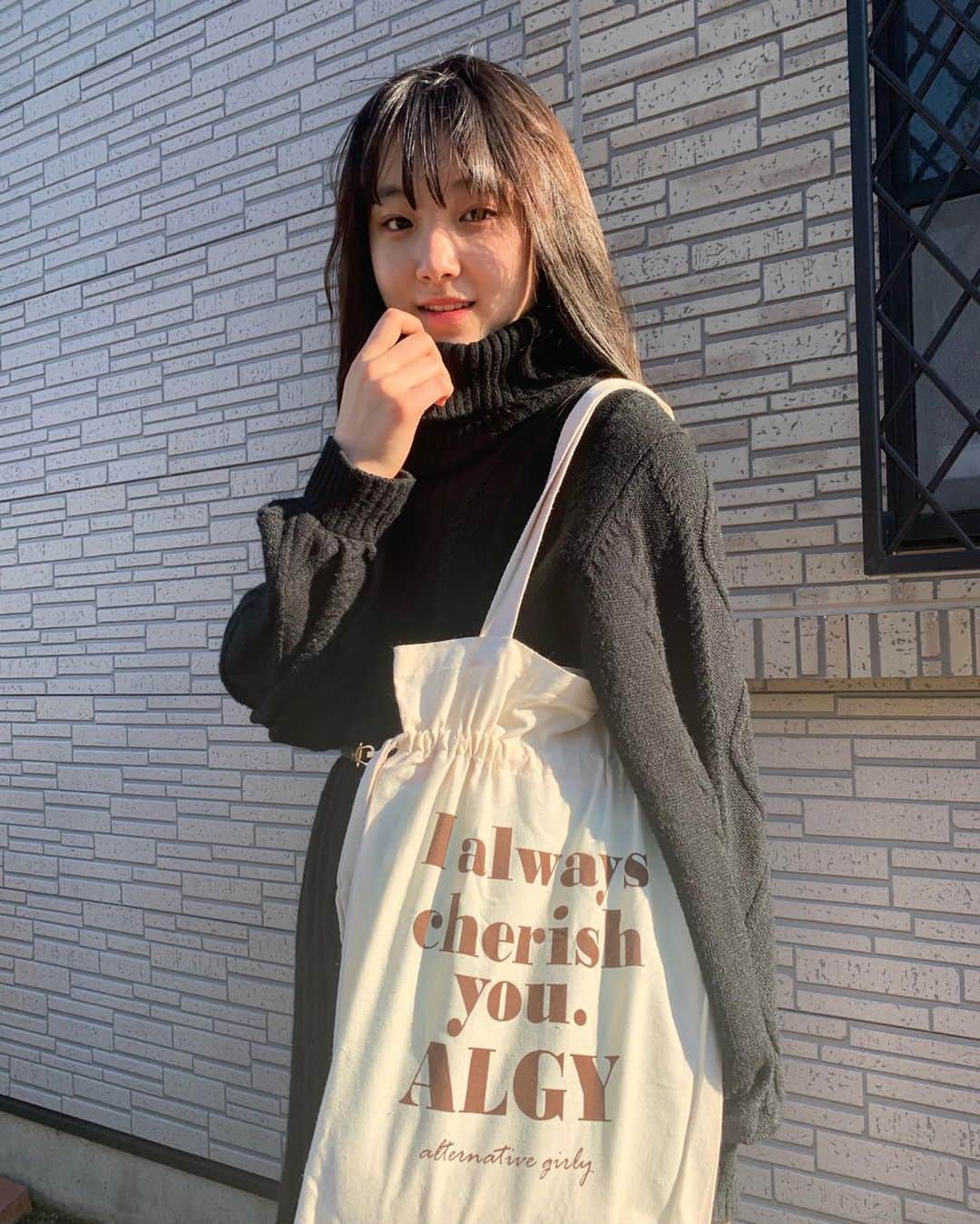 ニコ☆プチのインスタグラム：「12月号のふろく、ALGYのトートバッグは、大きいサイズのファイルやノートもばっちり入るよ👌🏻 黒ガーリーコーデに合わせてくれたココ、かわいい😻  こんにちは〜☺️ みんなはもう今月の付録！ ALGYのトートバッグはもう使ってる〜？ ここは、レッスンに行く時に使っているよー！ レッスンのファイルとトートバッグのサイズがぴったりで使いやすいの！😊😊 みんなはどんな風に使ってますかー？！  #ニコプチ #ニコプチふろく #プチモのふろくの使い方  #ニコプチふろくのある生活  #アルジー #ALGY #ふろく #井口虹姫」