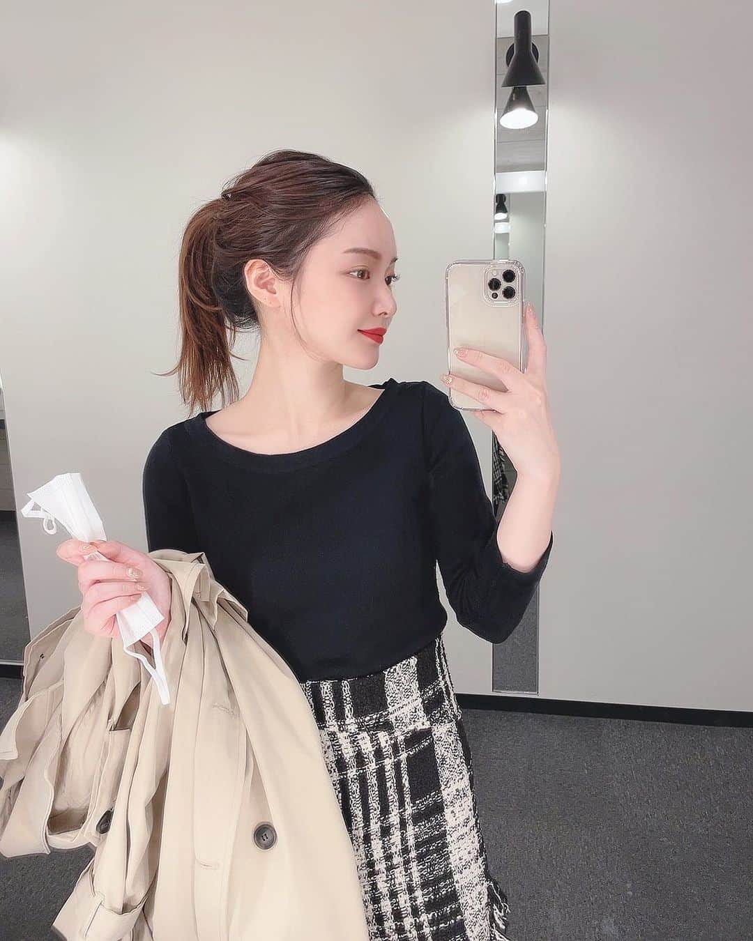 minari_224のインスタグラム：「⑅ iPhone変えた☺️ お気に入りが見つかるまで透明のケースと思ったけど透明もかわいい☺️🤍 ﻿いろんなサイトで見てたスカート、やっぱりかわいい🐻🤎」