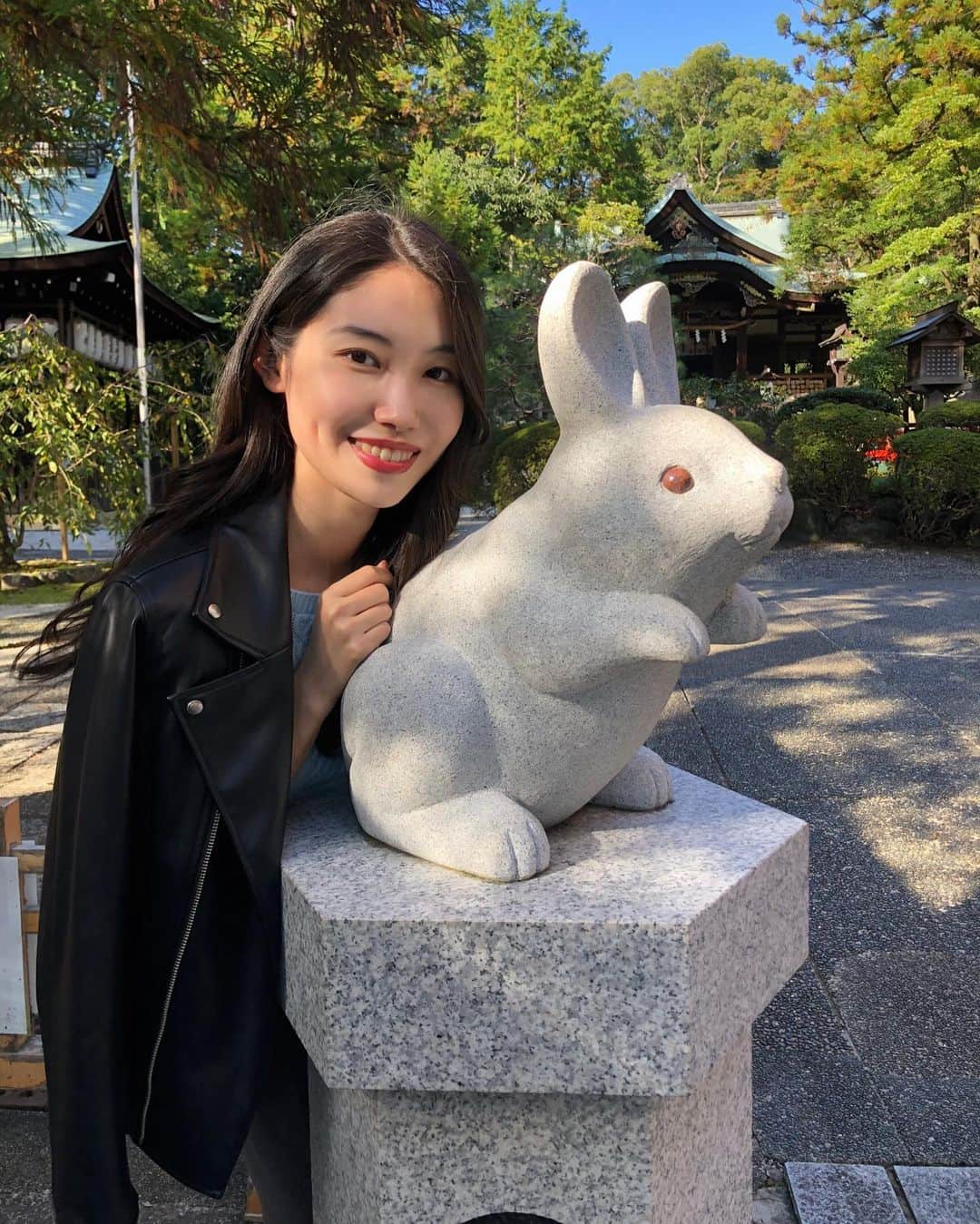 小川沙樹のインスタグラム：「先日行った岡崎神社は安産祈願の神社ですが、私が行った理由は私が卯年だからです😂 🐰⛩🐰」