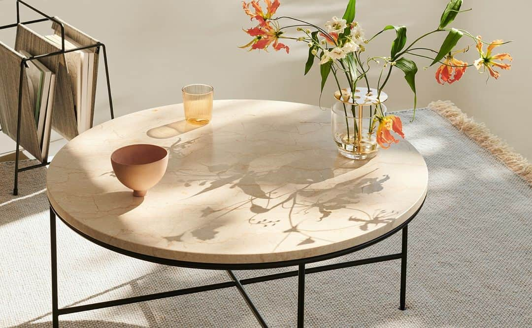 フリッツハンセンさんのインスタグラム写真 - (フリッツハンセンInstagram)「Ligourio marble balances and complements Planner tables with subtle grace  Discover more via link in bio  #fritzhansen #plannercoffeetable #mccobb #coffeetable #marble #table #ikebana #danishdesign #interior #interiordesign #furnituredesign #프리츠한센 #フリッツハンセン」12月10日 17時00分 - fritzhansen