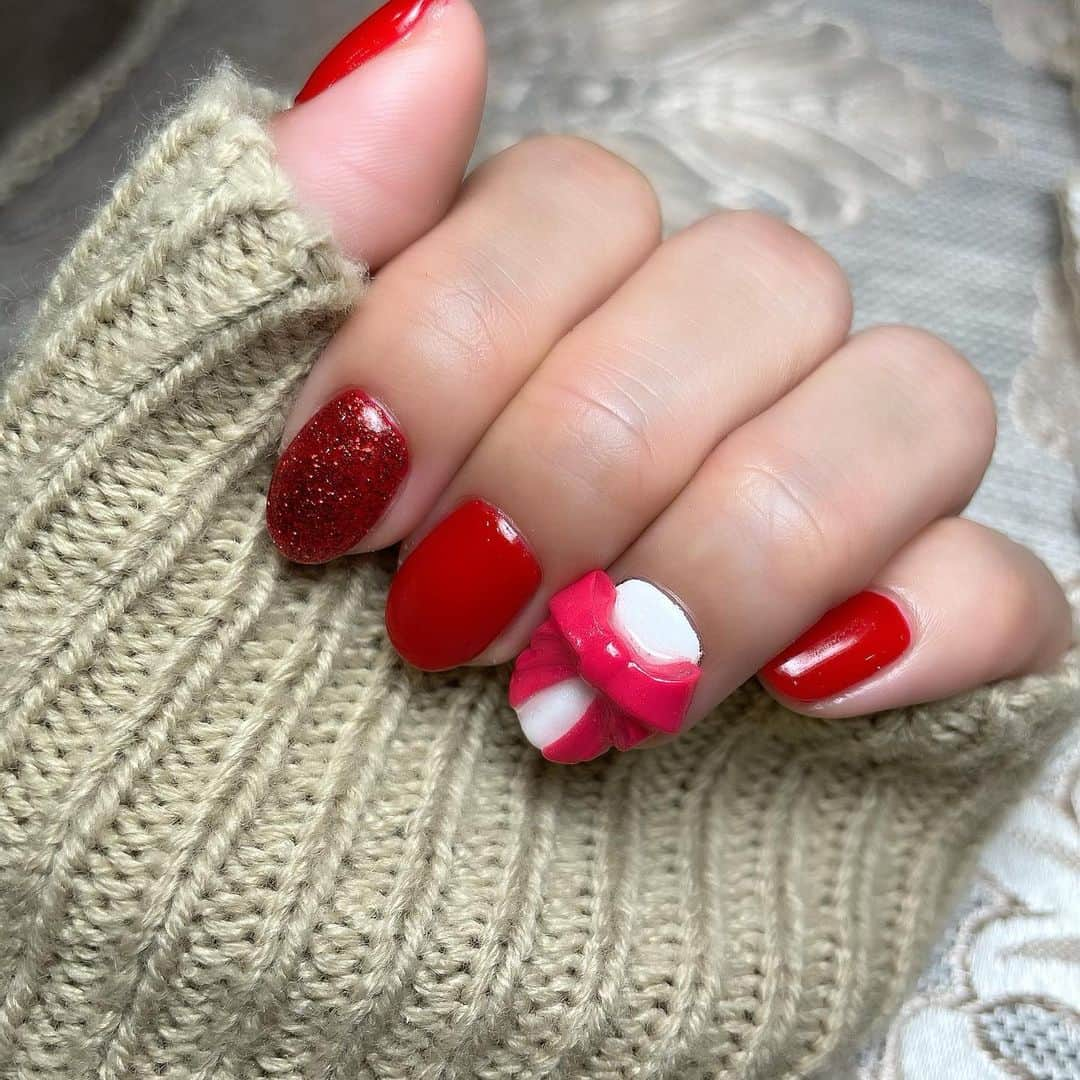 大島麻衣さんのインスタグラム写真 - (大島麻衣Instagram)「New Nail🎀 可愛すぎてずぅーーっと見てしまう🥺♡ いつも担当してくれる　#赤城あや　さんにお願いしたらめちゃくちゃ好みのリボンを作ってくれましたっ😍 私の爪にピッタリフィット👍すごすぎっ👏 これでクリスマスも年末年始もウキウキで過ごせます🎄💜 #ecla #toranomon  #エクラ #虎ノ門 #nail #ribbonnails」12月10日 17時01分 - maioshima911