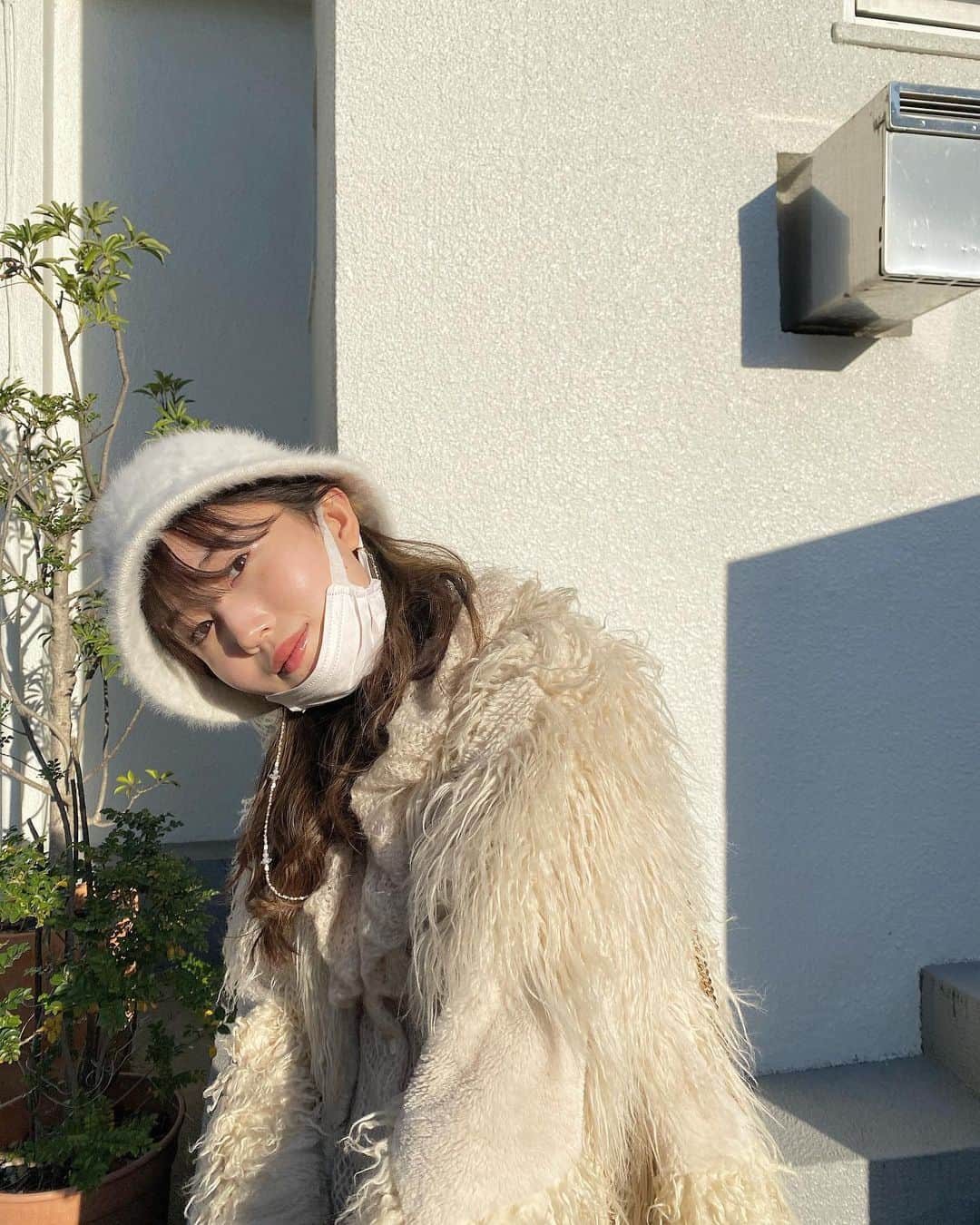増澤璃凜子さんのインスタグラム写真 - (増澤璃凜子Instagram)「白系のものを 沢山着たい気分です🐑🐩🐑🐩🐑🐩 . 久しぶりに普通のマスクつけたけど やっぱりダサい😂😂（笑）  #りりこふく #白コーデ」12月10日 17時02分 - ririkomasuzawa