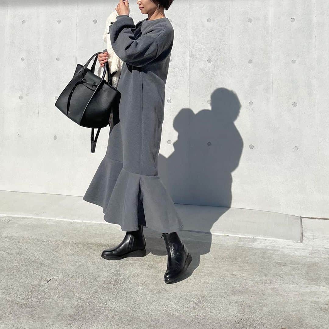 のインスタグラム：「・ @fifth_store #裏起毛ソフトスウェットマーメイドワンピース ・ 一目惚れポチ♥︎ 裏起毛スウェットで暖かさも着心地ともに🙆🏼‍♀️ このクオリティーが今ならさらに60%とかスゴすぎる✨ ・ ・ #fashion#coordinate#ootd#outfitoftheday#outfit#fifthtl#fifth#153cm#フィフス#カジュアル#ワンピース#スウェット#裏起毛#低身長コーデ#ママコーデ#ワンピースコーデ#冬コーデ」