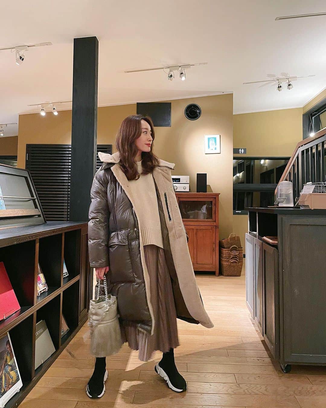 小祝麻里亜のインスタグラム：「軽井沢にあるカフェにて☕️この日は日曜の夕方だったからか、2階のカフェスペースに私たちしかいなくって👫  しかも店員さんもなぜか2階には上がってこなくて、そのまま私たちだけで貸し切ったような空間で1時間経過…⌛️  静けさもあり、なんだか時が止まっているような気分になりました☺️もちろん良い意味で✨✨🎄  コーヒーも寒い空気に触れた身体に染み渡りました❄️ダウンもあたたかいから、0度でもへっちゃらだったよ☺️❣️ ． ． ．＿＿＿＿＿＿＿＿ #outfit #coordinate #look #instafashion #셀스타그램 #얼스타그램 #코디 #스타일링 #데일리 #데일리룩 #오오티디 #카루이자와#카페 #カフェ #軽井沢 #158cmコーデ」
