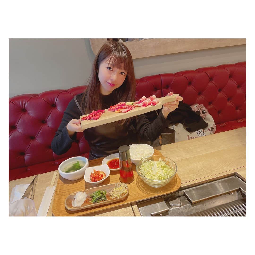 大庭彩歌さんのインスタグラム写真 - (大庭彩歌Instagram)「皆んなで焼肉❤︎ ・ 練習前に👍👍 美味しかったなぁ😋💕」12月10日 17時07分 - ooba__ayaka