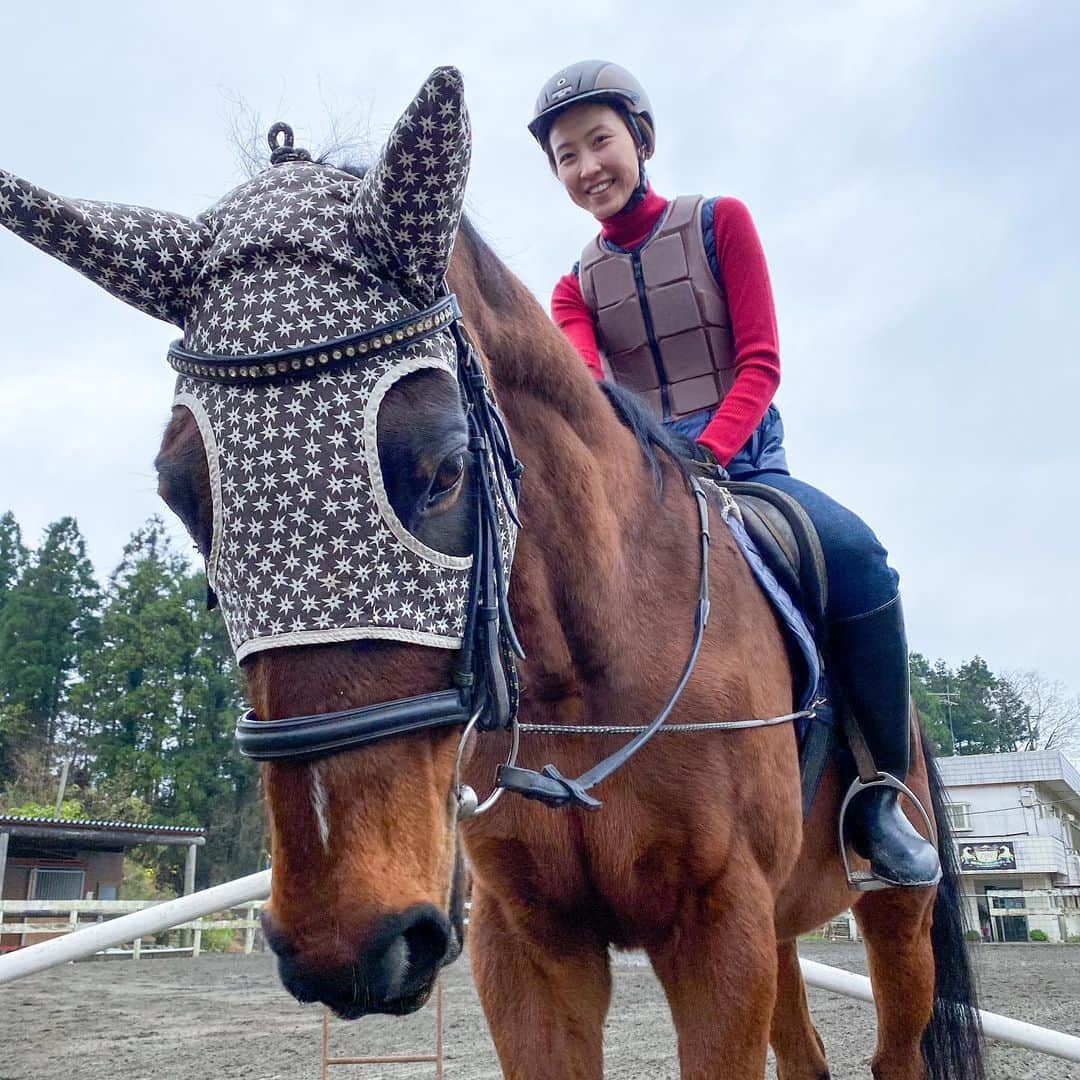 平川はる香のインスタグラム：「. ずっとやりたかった乗馬にチャレンジして無事に5級のライセンスを取れたので2020年も100点満点だと思います🥺 マイペースに級も上げていきたい🙆🏻‍♀️ 写真は寝坊朝早い化粧ほぼないでぼやぼやの眠そう笑顔。 . . . #乗馬#horsetrekking#horseriding」