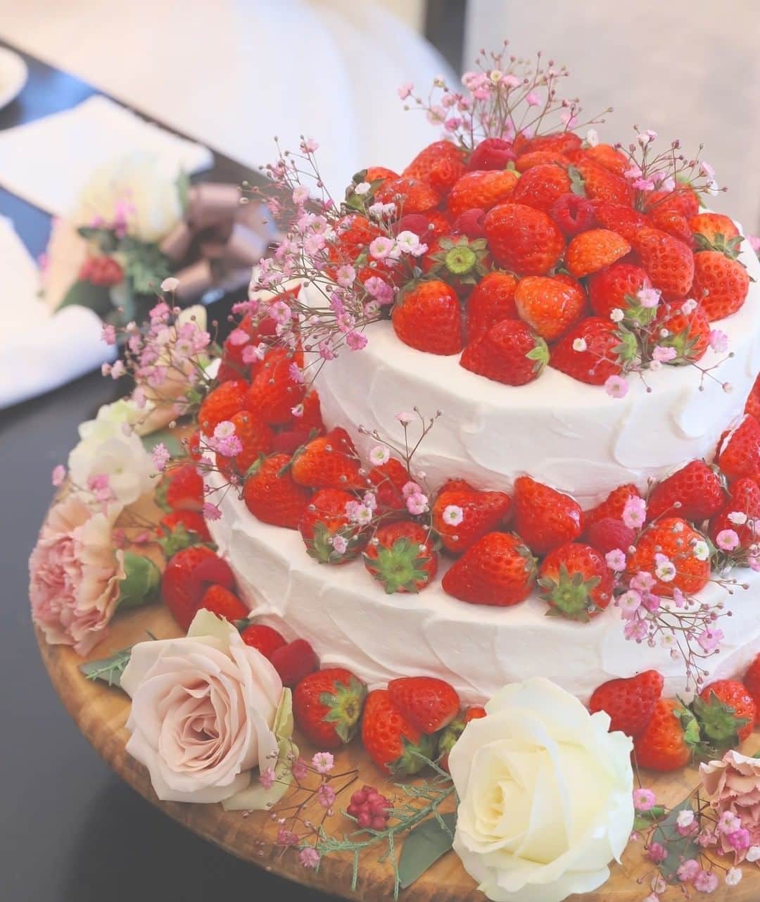 のインスタグラム：「. いちごがたっぷりなウェディングケーキに ラベンダーカラーとくすみピンクで華やかな彩りを♡  お母さまからの#ラストバイト も取り入れ 心温まる印象的なシーンとなりました＊  【会場】𝐓𝐇𝐄 𝐒𝐓𝐘𝐋𝐄　𝐠𝐫𝐚𝐧𝐣𝐲𝐨𝐮𝐫  . -------------------- . @thestyle_okayamaをフォローし #ザスタイル岡山 をつけて 検索してくださいね♪ . #スタイルズ花嫁 #thestyleokayama #wedding #weddingdress #ウェディングドレス #ブライダルハウスTUTU #ブライダルハウスチュチュ #岡山 #岡山花嫁 #岡山ウェディング #プレ花嫁 #卒花 #披露宴 #結婚式 #結婚式場 #結婚式準備 #DRESSY花嫁 #marryxoxo #ウェディングニュース #シェアーズヘアメイク #ウェディングケーキ #いちごケーキ #オリジナルケーキ #ラストバイト #ビッグスプーン #披露宴演出 #披露宴レポ #ケーキ入刀 #ファーストバイト」