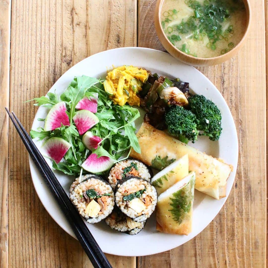 Atsukoのインスタグラム：「Today's lunch 2020.12.10 ･ ･ キンパ(米は玄米で) ささみ梅紫蘇チー春巻き ささみ紫蘇明太チー春巻き かぼちゃサラダ アスパラ菜とササミの中華風 茄子と豚肉のピリ辛炒め 厚揚げと糸こん煮 キャロットラペ ブロッコリーペペロン ･ 今日はお弁当5つと、置きご飯。 昨日色々作成しといたので、今朝は楽だった。 お弁当に入れるおかずで使い切りとかもあり、色々入ってる内容ちがうけど、お品書きとしてはこんな感じ。 ムスメが明太子を克服したので、春巻きに入れたら死ぬほど美味かったとLINEが🤣🤣🤣 朝弁当忘れていきそーになったけどな。笑 ･ ブロッコリー、人参、サラダ水菜は @teraoka_organic_farm さんの有機野菜❤ とても美味しくておすすめです。 私の投稿を見たと言っていただければ、初回1箱無料になります。(3ヶ月以上継続の方が対象です)」