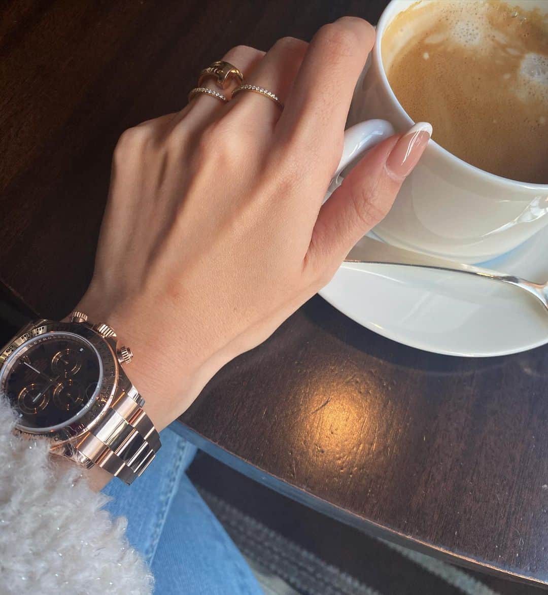 のインスタグラム：「☕️ ほっと #caffeinefix   フレンチネイルはこだわりが強くて 白の部分は浅めでカーブ強め 久しぶりにフレンチにして自分の中で再ブレイク中　 いつも　@malvina.salon ありがとう😊  リングはなんか重ねづけしたくなって 正解かわからないけど この組み合わせにもどハマり中  時計はずっと欲しかったローズゴールドのデイトナ  #cartier #ileanamakri #rolex #daytona #116505」
