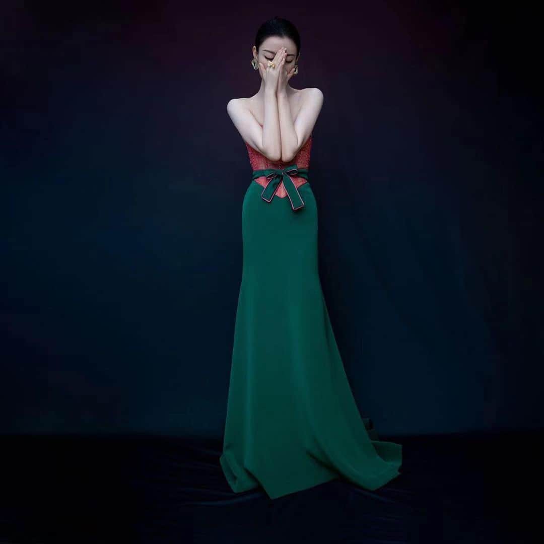 アレクシマビーユさんのインスタグラム写真 - (アレクシマビーユInstagram)「The divine chinese actress Nini @captainmiao wearing @alexismabille Haute Couture look styled by @mix626 for the Cosmo Glam Night #cosmoglamnight2020 #nini #alexismabille #hautecouture #chinesestar #asianbeauty #colors #hautecouturegown #emerald #coral #precious #redcarpet #delicate #glamour #showmustgoon」12月10日 17時11分 - alexismabille