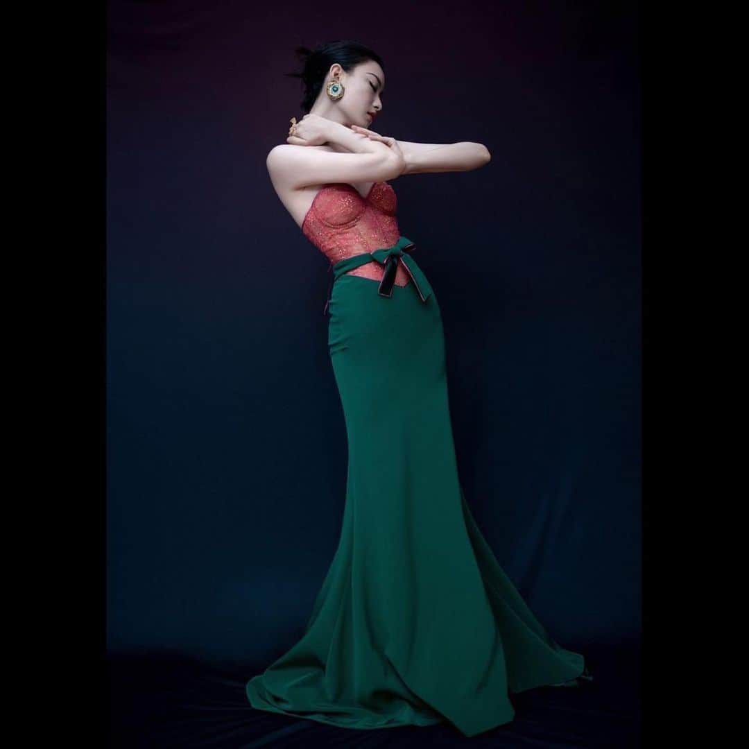アレクシマビーユのインスタグラム：「The divine chinese actress Nini @captainmiao wearing @alexismabille Haute Couture look styled by @mix626 for the Cosmo Glam Night #cosmoglamnight2020 #nini #alexismabille #hautecouture #chinesestar #asianbeauty #colors #hautecouturegown #emerald #coral #precious #redcarpet #delicate #glamour #showmustgoon」