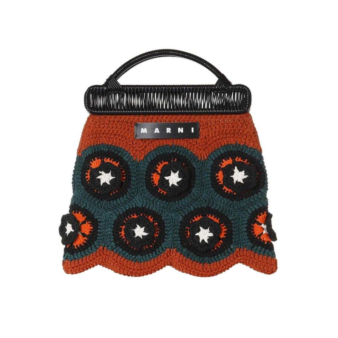 のインスタグラム：「12月は嬉しいニュースラッシュです✨ 「MARNI」が新発売のフラワーバスケットやクロシェバッグなど期間限定発売！ 人気のストライプバッグはもちろん、花々の絵柄がひとコマずつ手作業で織り込まれたフラワーバスケット、レトロな雰囲気のコットンクロシェバッグなど全8種類のデザイン。 さらに、バンダナやビスケットなども販売❤️ 私はのコットンクロシェバッグが気になります😆  12月9日(水)12：30～12月16日(水)AM10：00まで 阪急百貨店公式通販 HANKYU HANSHIN E-STORESにて期間限定発売  #MARNI#マルニ#MARNIFLOWERCAFE#マルニフラワーカフェ#期間限定#バッグ#バッグ好き#スプリング#アシスタントエディターT#編集部員の欲しいアレコレ」
