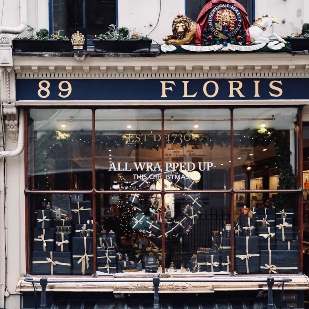 のインスタグラム：「Here for everyone on your gift list, our shop at 89 Jermyn Street is open Monday - Saturday 9:30 - 6:30, then Sunday 11-5. For those last minute Christmas gifts, please also see our Christmas opening hours below:⠀ ⠀ Christmas Eve - 9 - 5⠀ Christmas Day - Closed⠀ Boxing Day - 10 - 5⠀ New Year's Eve - 9 - 4⠀ New Year's Day - Closed⠀ ⠀ Photo: @harrymckinley⠀ ⠀ #FlorisLondon #AllWrappedUp #JermynStreet #London #StJames #89JermynStreet #ChristmasShopping #ChristmasAtFloris」