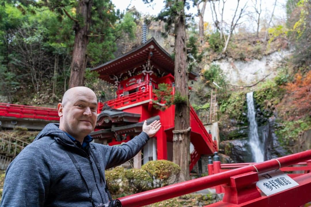 福島県さんのインスタグラム写真 - (福島県Instagram)「■FUKUSHIMA LIFE／Nakano Fudoson■  Hi! This is Andy from Fukushima Life!  I had a very interesting time exploring the caves at Nakano Fudoson in Fukushima City. There is so much history and spirituality hidden in this temple. I am always discovering new things every time I visit!  こんにちは！「FUKUSHIMA LIFE」のアンディです。 福島市の中野不動尊で、洞窟探検を楽しんできました。 たくさんの歴史と神秘性を秘めた中野不動尊は、訪れるたびに新たな発見があります！  #FukushimaLife #nakanofudosontemple  #fukushimacity #fukushima #traveljapan #futurefromfukushima #中野不動尊 #福島市 #県北地方 #福島県 #ふくしまからはじめよう #新しい生活様式からはじめよう」12月10日 17時15分 - realize_fukushima