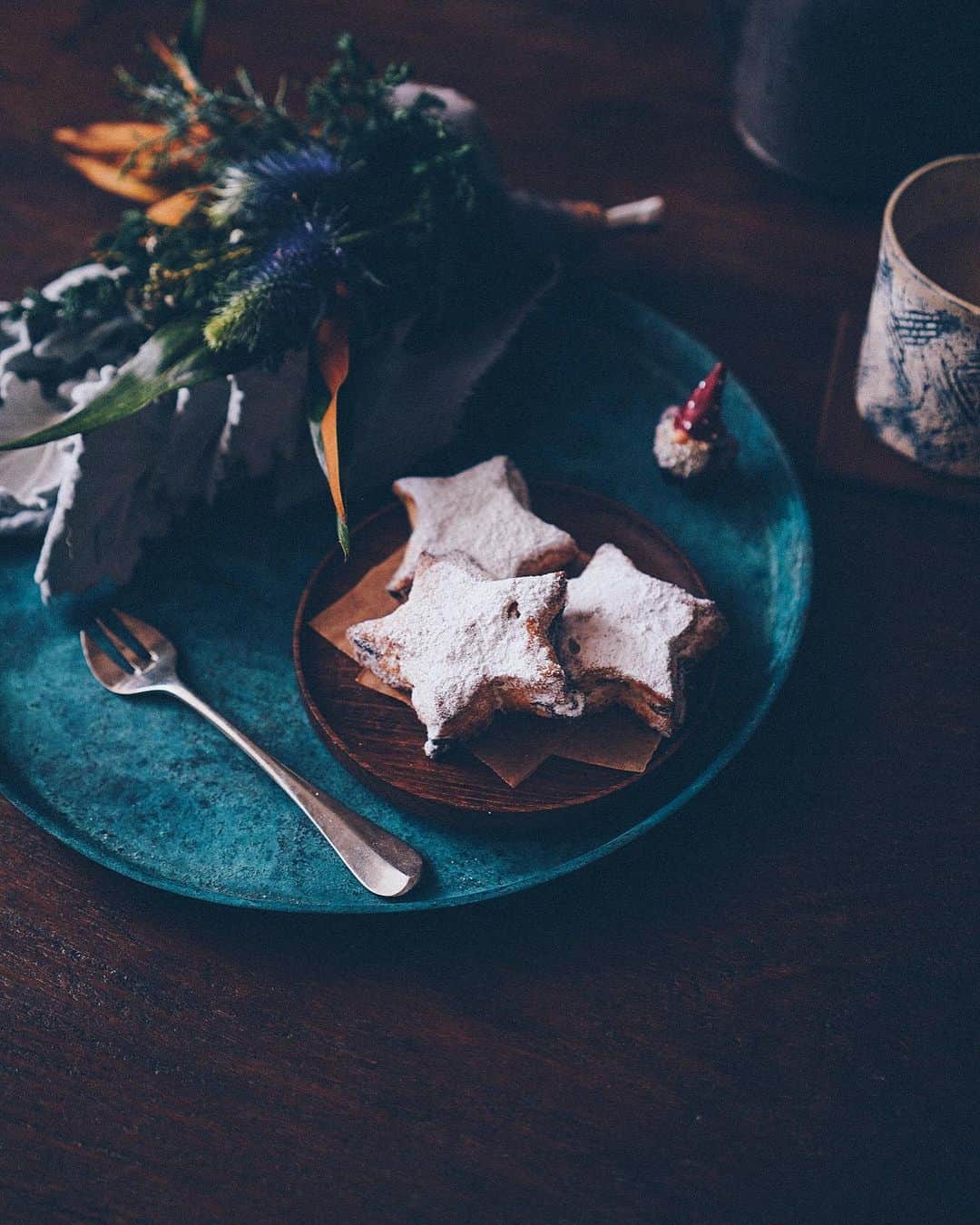 美紀のインスタグラム：「Star's Stollen 🌟 今年1つめは ANDERSENの星のシュトレン サクサクの生地にドライフルーツ 甘さもひかえめで ちょうどよいミニサイズ◎  3つめを食べようとしたら 北欧からやってきたミニミニサンタさん Tさんの分は？と（笑） 4つ入りなので仲良く半分こ  今年もSwagを3つ製作 いつもの花屋で枝ものを選び 生成りとグレーのリボンをかけて bellをデコレーション 大きいのはダイニングに  シュトレンを食べながら 作りたてのSwagを飾って Hyggeなひととき  ANDERSENの星のシュトレン 友人への手土産やギフトに 自分へのご褒美に みなさんもぜひ〜🌟🇩🇰  #miki_life #miki_home #ANDERSEN #hygge @andersen_official_jp」