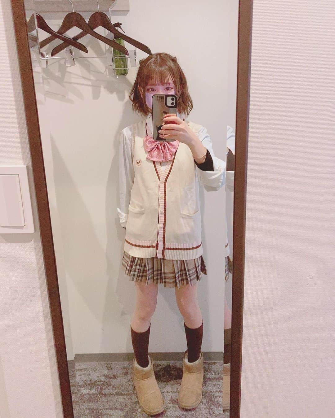 木内くるみさんのインスタグラム写真 - (木内くるみInstagram)「これは私の1番お気に入りの制服コスだよぉ！！！ 東京中央美容外科池袋東口院のまりこ先生(@drinouemariko)にBNLSをしてもらって一カ月が経ちました♪ 私は体重よりも見た目が重要だと思うのです！同じ体重でも筋肉は重たいしセルライトは重さがないし体重ってそこまで気にしなくていいと思うんだよね！日頃の老廃物が溜まって放置しておくと特に女の子はセルライトが溜まりやすいから要注意！クリニックで脂肪溶解注射してあげると、気になる部分がすっきりするからボディラインがきれいになるよ！ TCBさんに綺麗になるお手伝いをしていただいております◎感謝！  いろんなメニューがあるみたいなので、他も気になるな〜綺麗になりたいな〜  #池袋東口院#東京中央美容外科#まりこ先生#井上真梨子#美容外科#ソノクイーン#PR#美容#美容day#メンテナンス#BNLS注射#美容整形ならTCB東京中央美容外科#美白#肌#お手入れ#美肌#美活#TikTok#点滴#東京中央美容外科池袋東口院#池袋東口#ダイエットならTCB東京中央美容外科#ダイエット#ドクターズダイエット#BNLS#リフトアップならTCB東京中央美容外科#ハイフ#HIFU」12月10日 17時17分 - kurumi_kiuchi