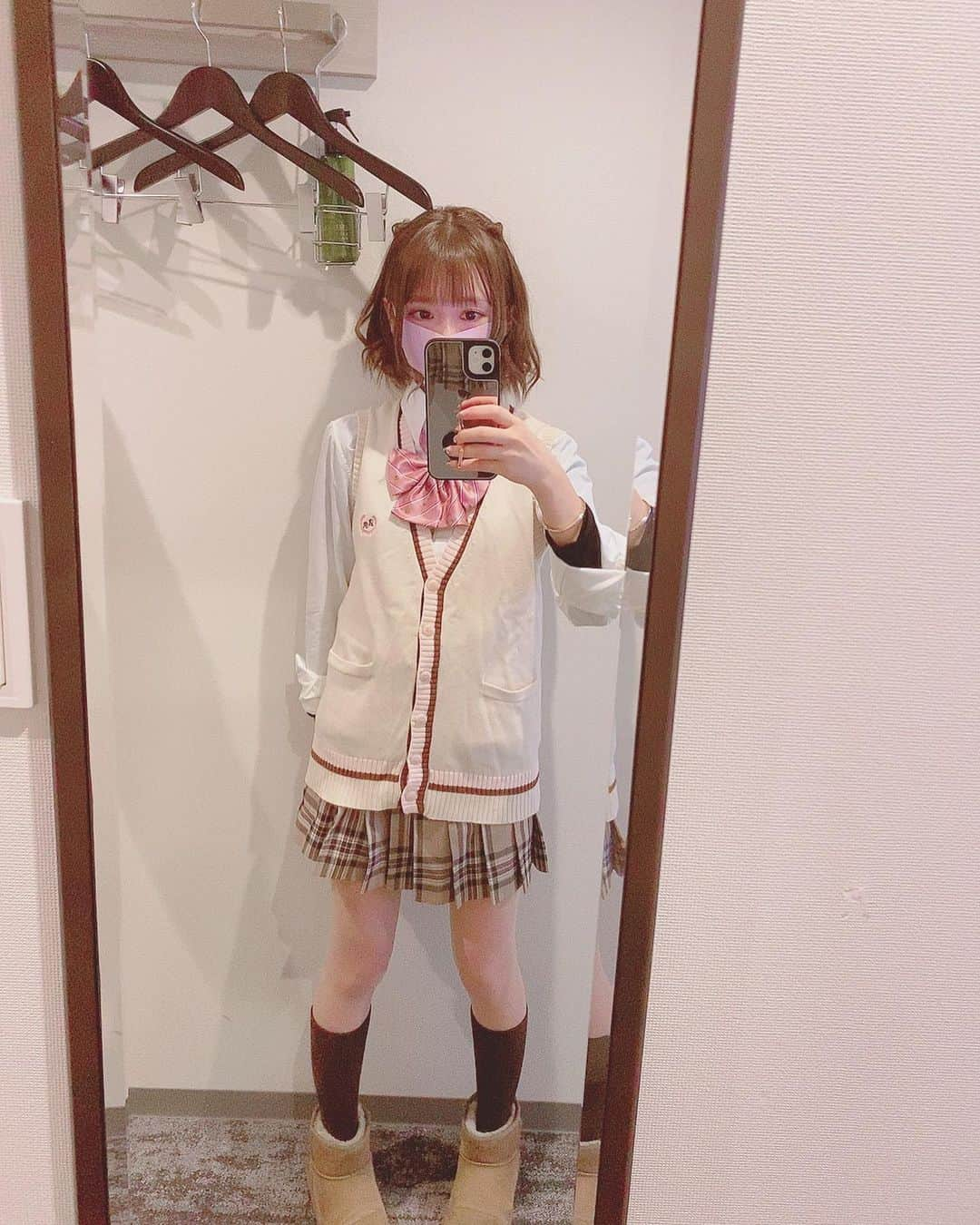 木内くるみさんのインスタグラム写真 - (木内くるみInstagram)「これは私の1番お気に入りの制服コスだよぉ！！！ 東京中央美容外科池袋東口院のまりこ先生(@drinouemariko)にBNLSをしてもらって一カ月が経ちました♪ 私は体重よりも見た目が重要だと思うのです！同じ体重でも筋肉は重たいしセルライトは重さがないし体重ってそこまで気にしなくていいと思うんだよね！日頃の老廃物が溜まって放置しておくと特に女の子はセルライトが溜まりやすいから要注意！クリニックで脂肪溶解注射してあげると、気になる部分がすっきりするからボディラインがきれいになるよ！ TCBさんに綺麗になるお手伝いをしていただいております◎感謝！  いろんなメニューがあるみたいなので、他も気になるな〜綺麗になりたいな〜  #池袋東口院#東京中央美容外科#まりこ先生#井上真梨子#美容外科#ソノクイーン#PR#美容#美容day#メンテナンス#BNLS注射#美容整形ならTCB東京中央美容外科#美白#肌#お手入れ#美肌#美活#TikTok#点滴#東京中央美容外科池袋東口院#池袋東口#ダイエットならTCB東京中央美容外科#ダイエット#ドクターズダイエット#BNLS#リフトアップならTCB東京中央美容外科#ハイフ#HIFU」12月10日 17時17分 - kurumi_kiuchi