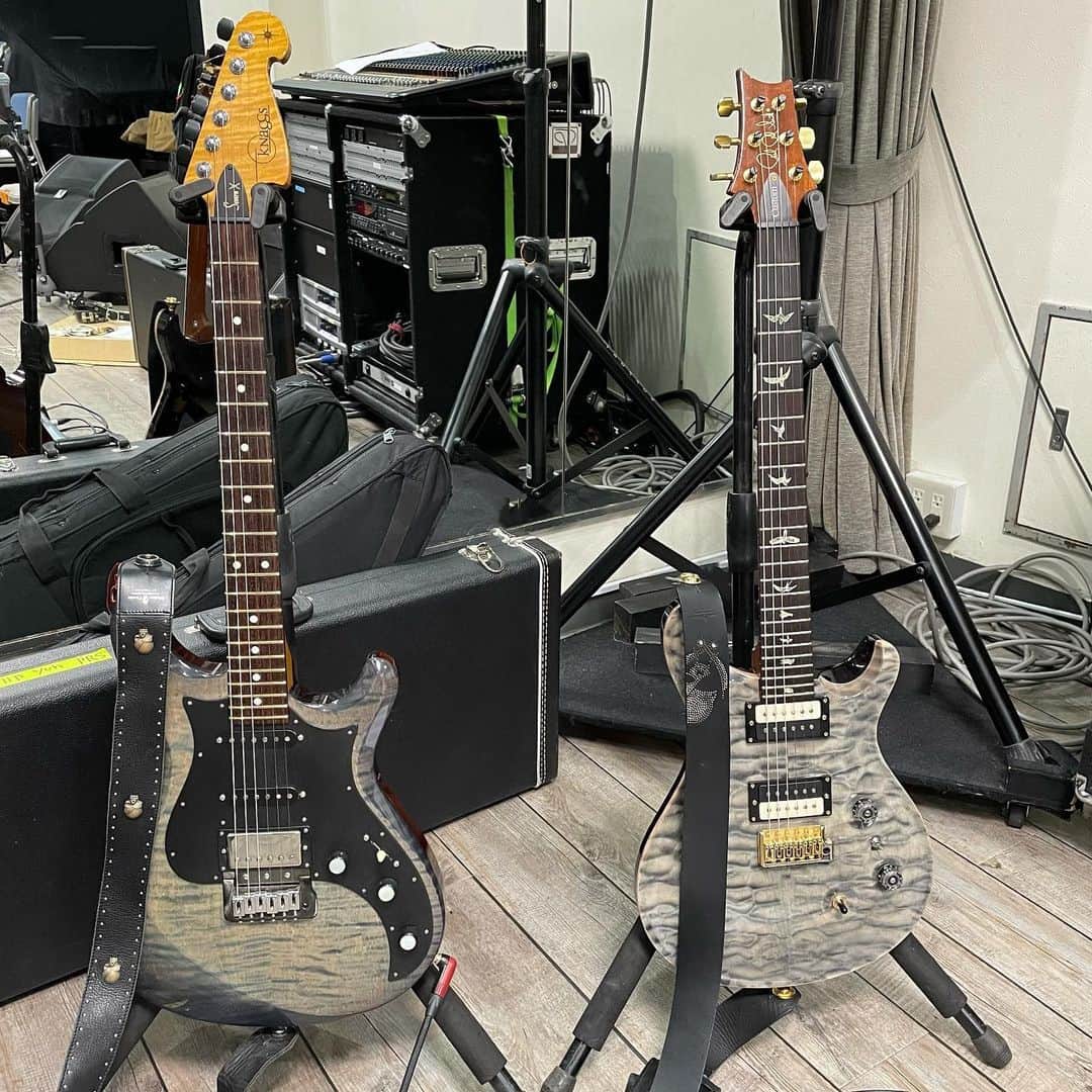 のインスタグラム：「ゲネ終わりー。ゲネゲネからの明日ライブ本番！いつもライブ本番までが突然！ やり始めの頃よりは全然良くなりました。昨日は不安でしかなかったけど。だいぶ良い感じに仕上がりました。 普段観られないような感じのライブだから楽しみにしててね。なんといつも7弦ギターがメインなのに今回は6弦ギターしかありません！ 明日来る人、19日来る人、楽しみにしててね！  #prs  #prsguitars #knaggsguitars  #modernpirates」