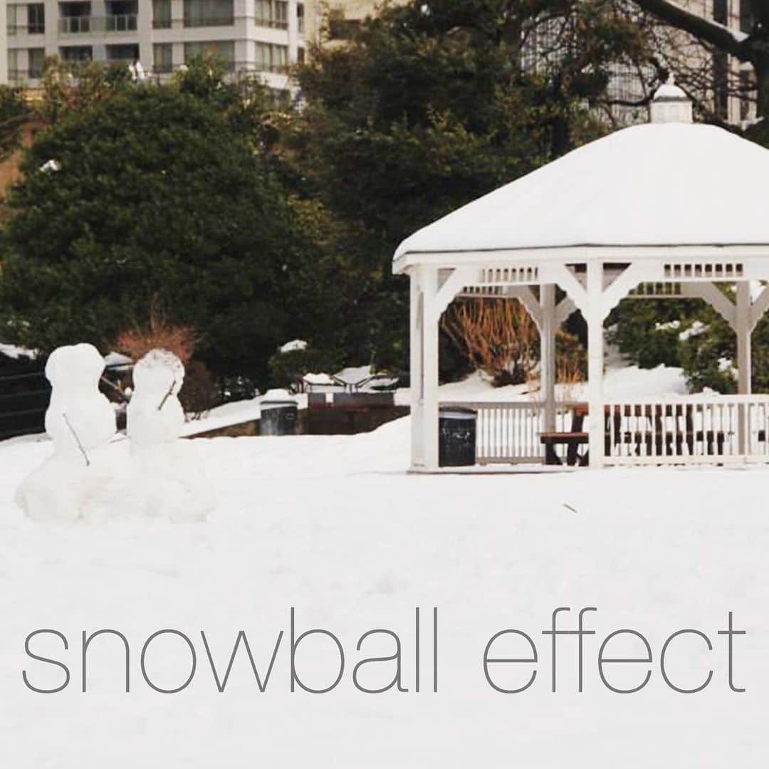 アメリカ大使館さんのインスタグラム写真 - (アメリカ大使館Instagram)「今日紹介するイディオムは、“snowball effect”といって、「雪玉効果、雪だるま式」⛄️ 日本語でも良く似た表現ありますよね⁉️ 早速使い方を紹介します☃️ “The city government is hoping that the recent deregulation will have a snowball effect and boost investment in this community.” 「最近の規制緩和により、雪だるま式に地域への投資が促進されることを市役所は期待している。」 という感じ。 雪だるま⛄️を作る時のように、物が積み重なってどんどん増えていくことを意味するんですね！ 単語”snowball”だけでも、「雪だるま式に増える」という意味の動詞としても使えるんですよ！ 覚えていくと便利かも〜😃 . #usa #america #studyabroad #livinginamerica #idioms #phrases #snowball #snowman #snowballeffect #studyenglish #アメリカ #アメリカ生活 #留学 #イディオム #フレーズ #雪だるま #雪だるま式に増えていく #雪だるま式 #冬景色 #英会話 #英語で話そう#英語の勉強 #雪遊び」12月10日 17時20分 - usembassytokyo