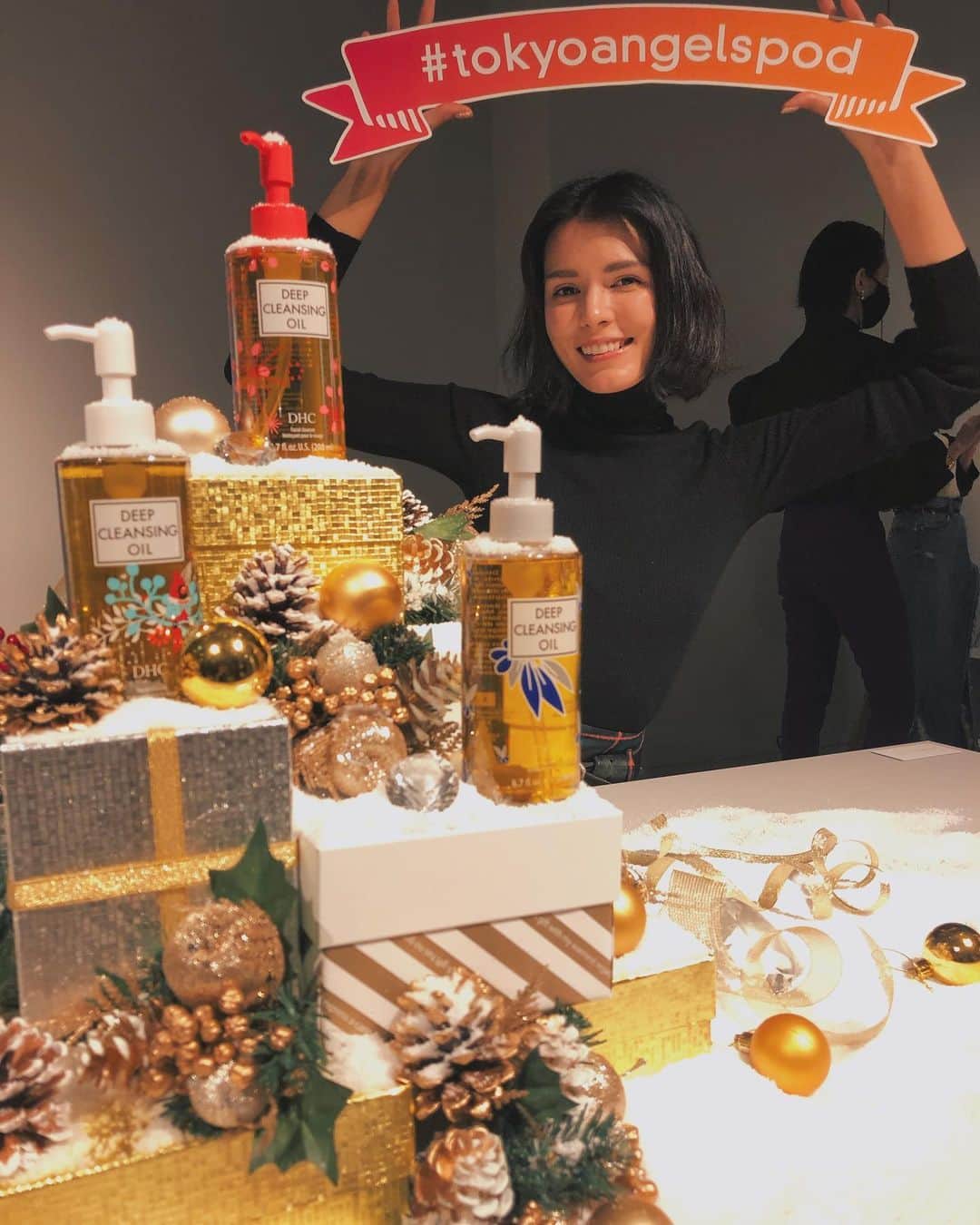 のインスタグラム：「以前ポッドキャストにゲスト参加させていただいたTokyo Angels が先日スキンケアワークショップを開催したよ🌿✨ スキンケアブランド DHC でオススメされてるお肌のケアの仕方を教えてもらったり、自分のお肌の状態を測定したりと💁🏻‍♀️とっても為になるワークショップだったぁ！  Holiday仕様のボトルも SO CUTE!!!🎄Thanks for the early Christmas gift! USA限定ディープクレンジングオイル[ホリデイ]2020  ⚠️肌チェック、写真撮影の時のみマスクを外す許可をいただきました。  @tokyoangelspod #tokyoangelspod @dhcjapanglobal #dhcjapanglobal #DHCOliveSkincare  #deepcleansingoil #DCOHoliday2020 #YourJapaneseBeautyExpert」