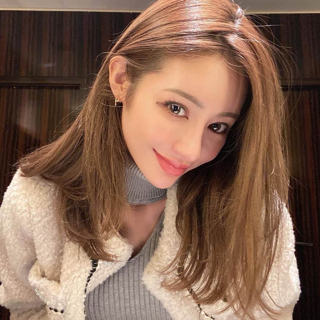 のインスタグラム：「にょき😋  #ootd ニット　@mirror.me_official  ジャケット　@lilirena_  ジーンズ　@zara」