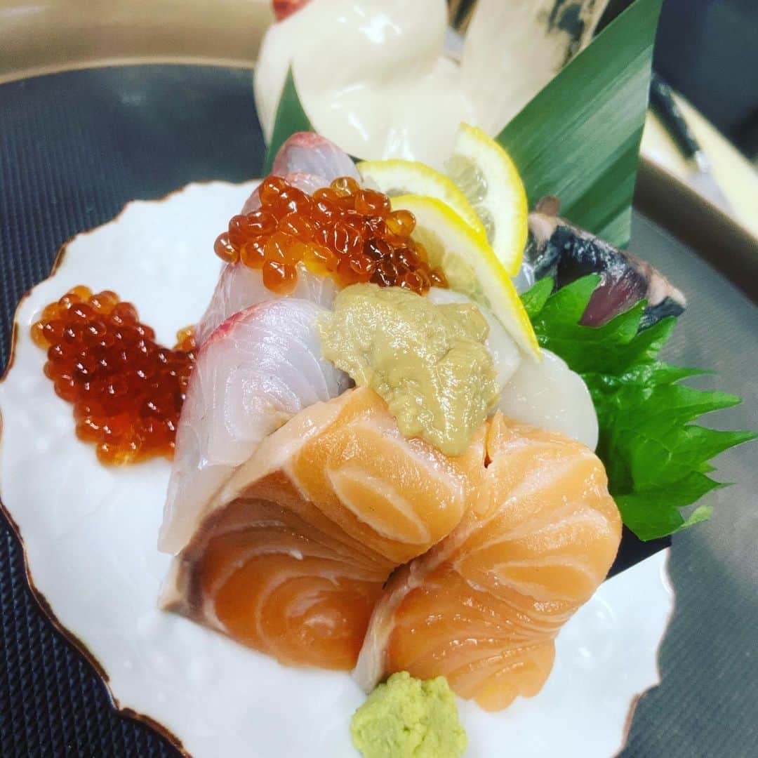 鶏魚 谷町のインスタグラム：「本日もお仕事お疲れ様です！ 谷町4丁目駅すぐ！ がぶ飲み酒場“鶏魚”です🐓  本日ご紹介するのは、 升詰のお造り盛り合わせ！ 新商品予定なので価格は思案中ですが ワンコインぐらいにしようかと 相談中…。 実物は写真よりもボリューミーです🐟  「升盛りお造り」¥？？？  #鶏魚#谷4#谷町4丁目#谷町#貝#海鮮居酒屋#牡蠣#飲み放題#セルフ飲み放題#焼鳥#焼き鳥#升盛り#升造り#升」
